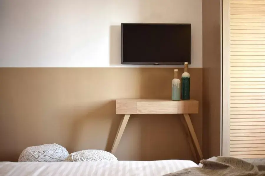 TV and multimedia, TV/Entertainment Center in Meltemi by Manthos Hotels