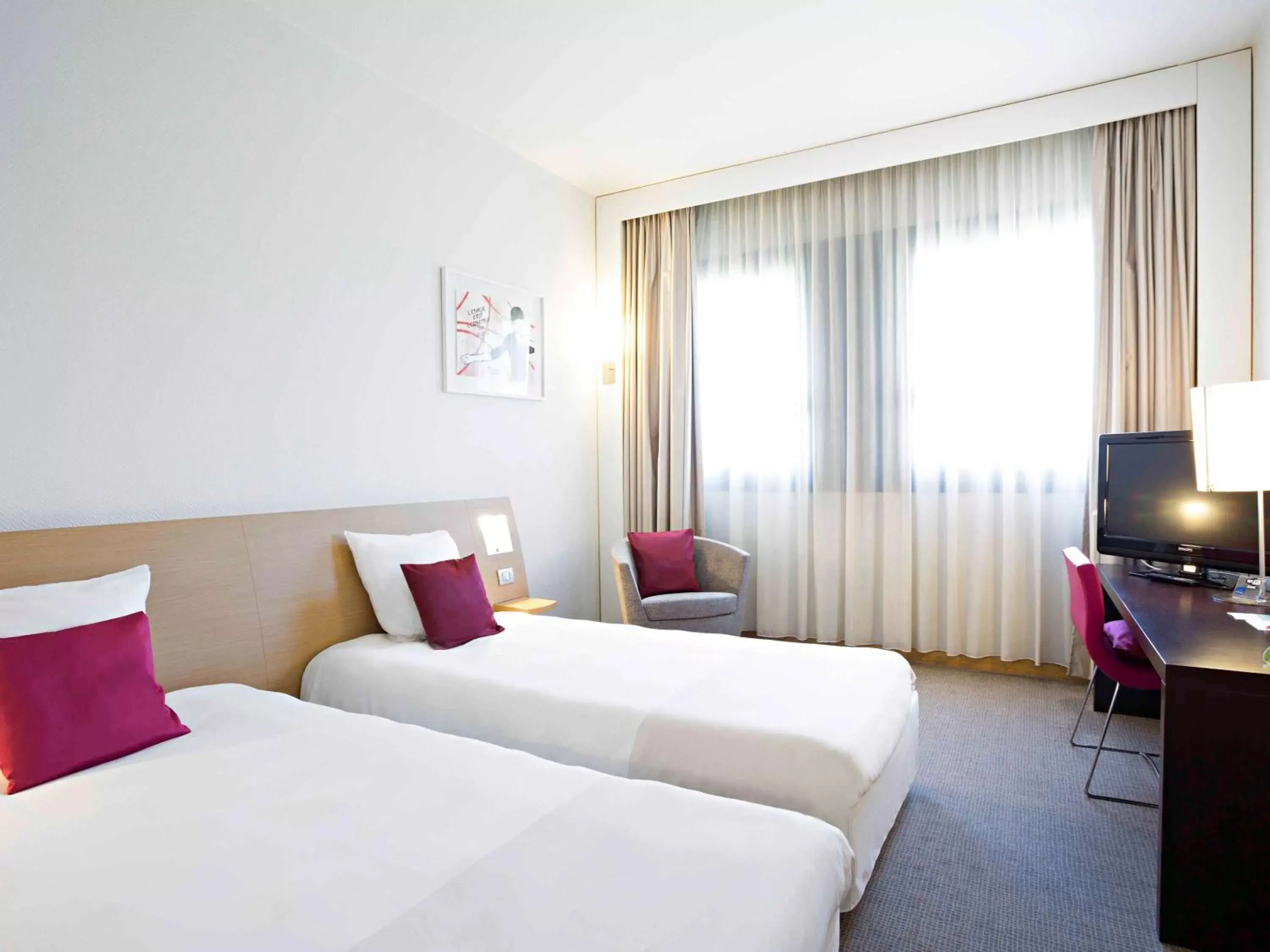 Photo of the whole room, Bed in Novotel Milano Nord Ca' Granda