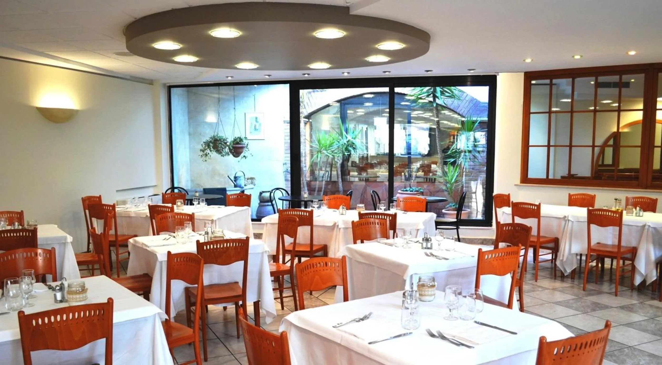 Restaurant/places to eat in Hotel Colonne