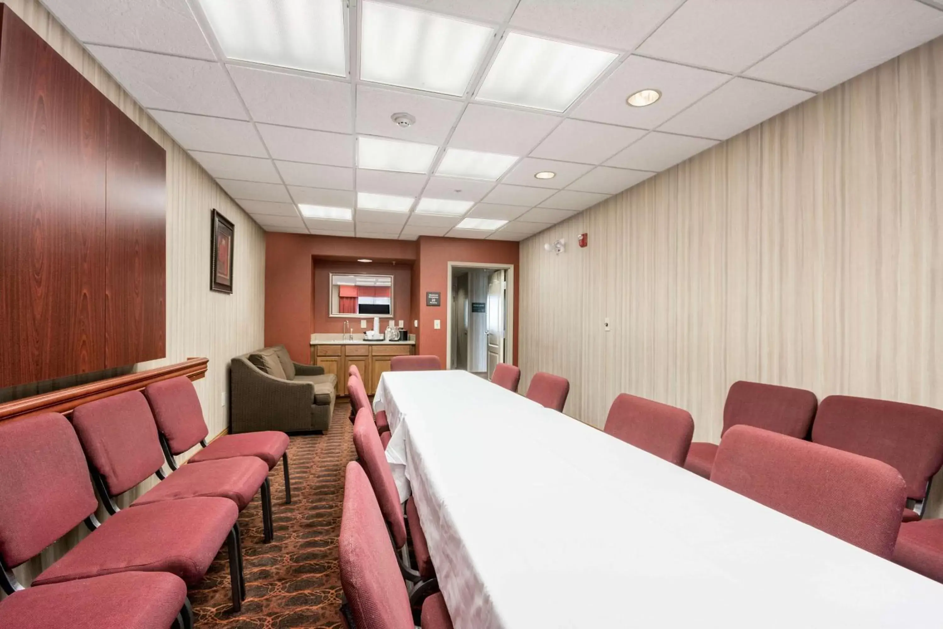 Meeting/conference room in Hampton Inn Derby-Wichita Southeast