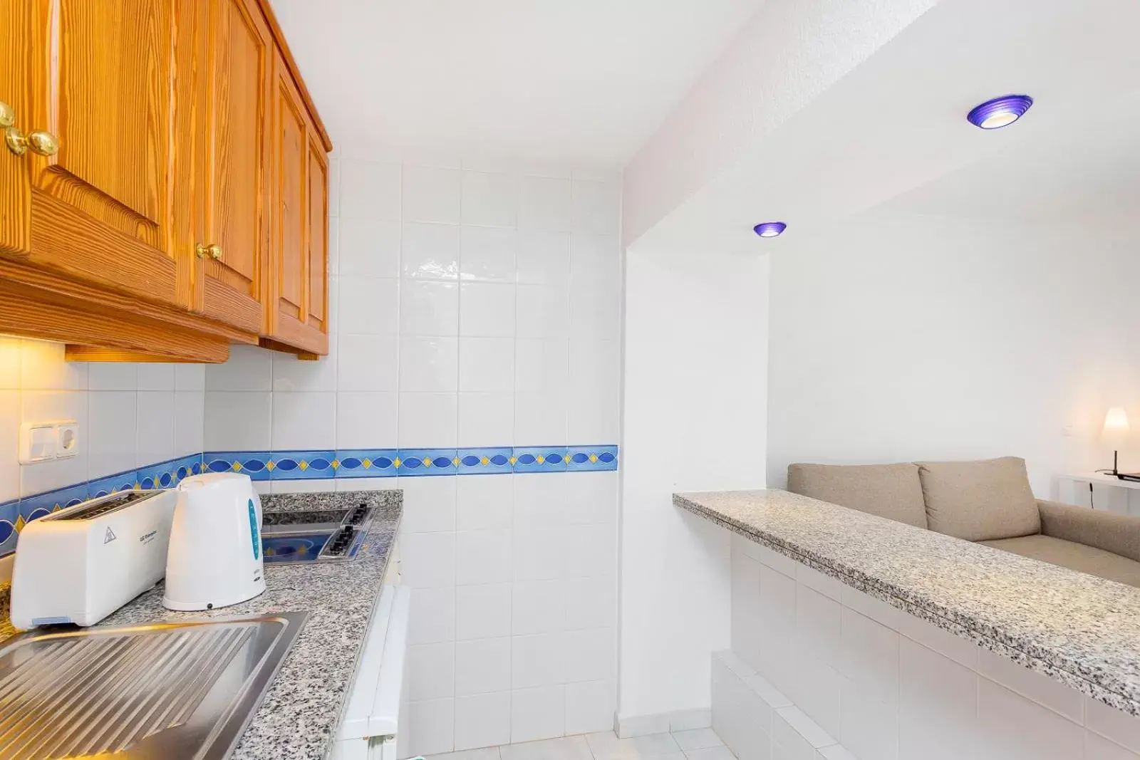 Kitchen or kitchenette, Bathroom in Aparthotel Duquesa Playa