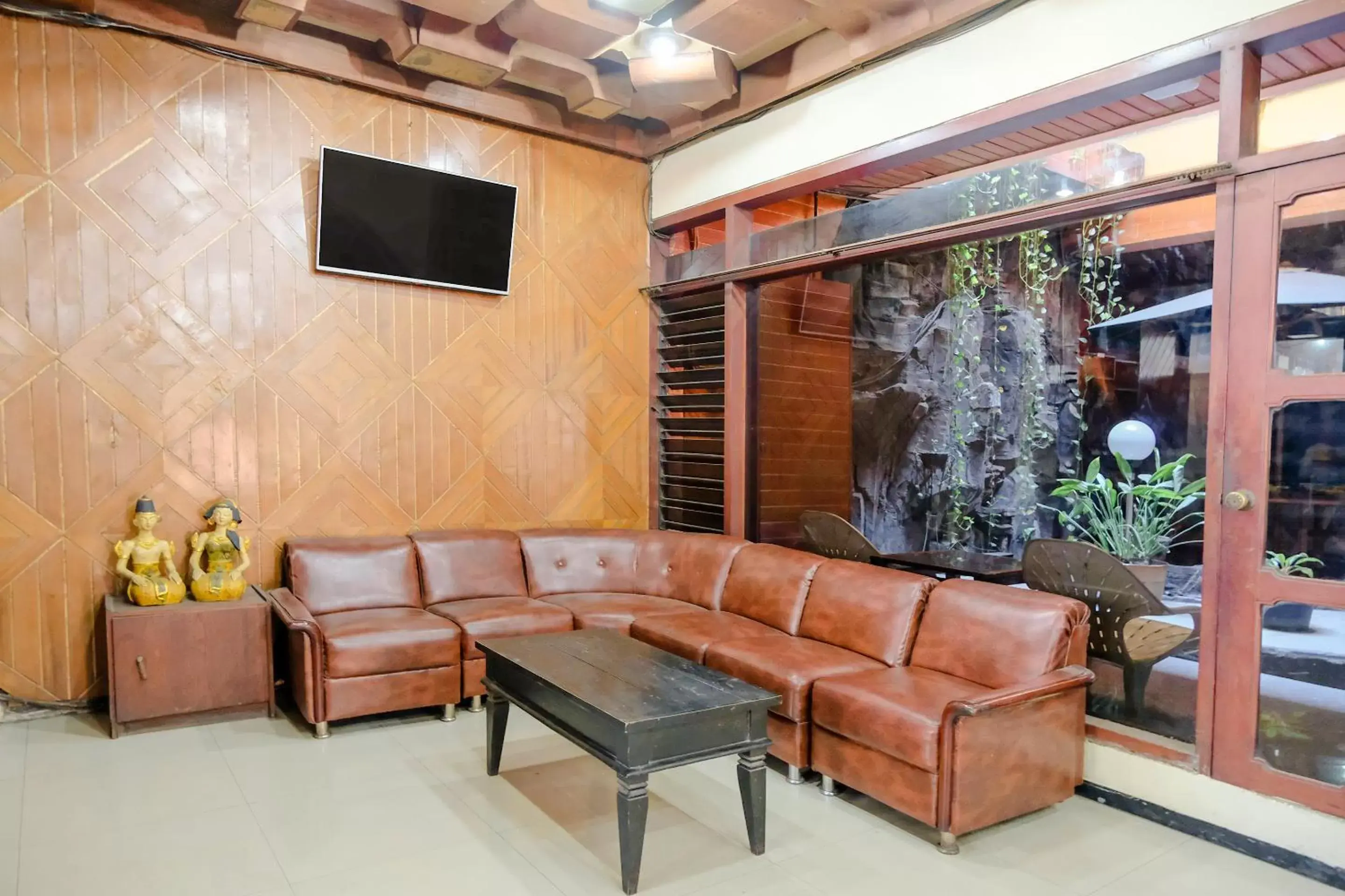 Lobby or reception, Seating Area in SUPER OYO 1761 Hotel Dirgahayu