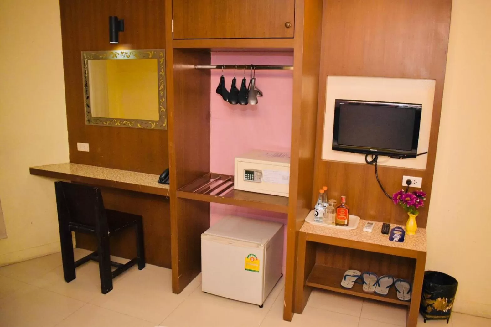 TV and multimedia in Royal Express Inn