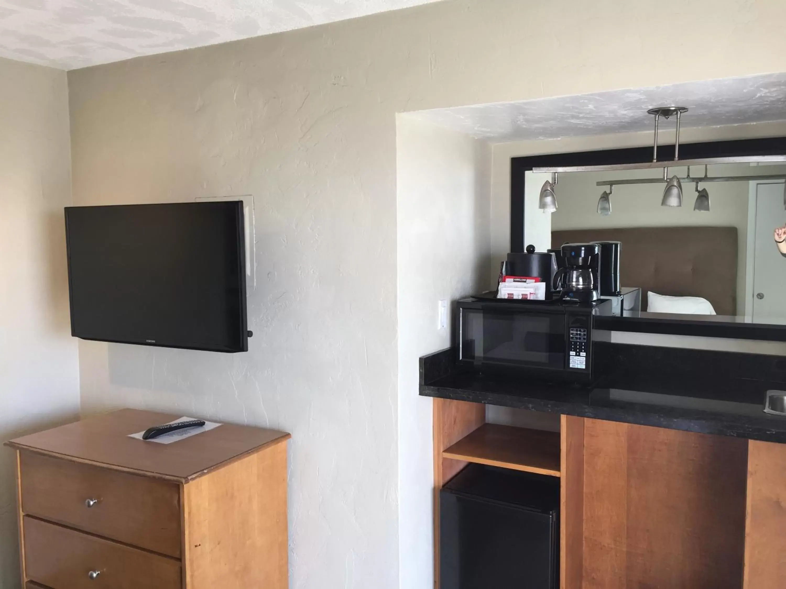 TV and multimedia, TV/Entertainment Center in Surfer Beach Hotel