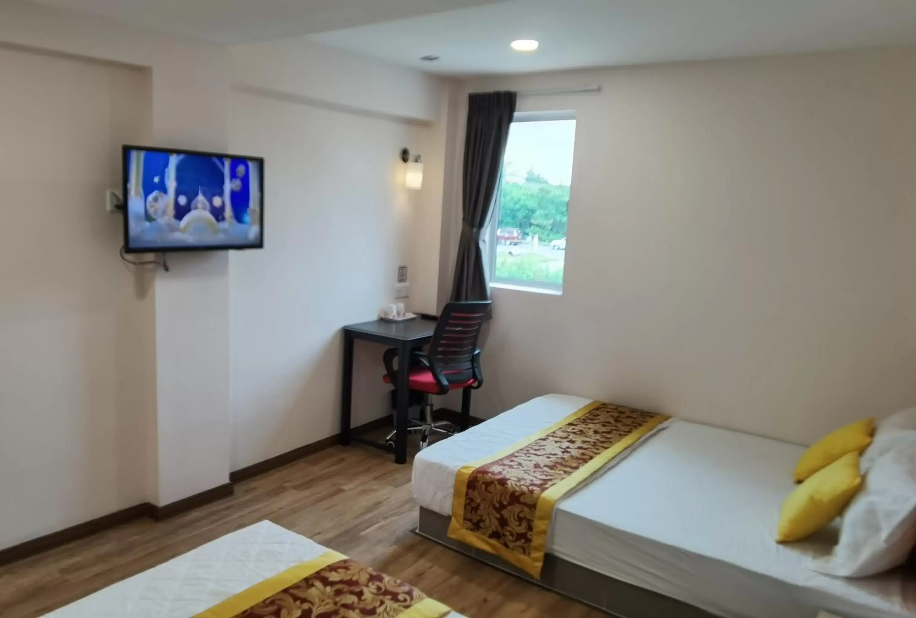 Photo of the whole room, Bed in MORNINGS HOTEL Photo of the whole room, Bed in MORNINGS HOTEL