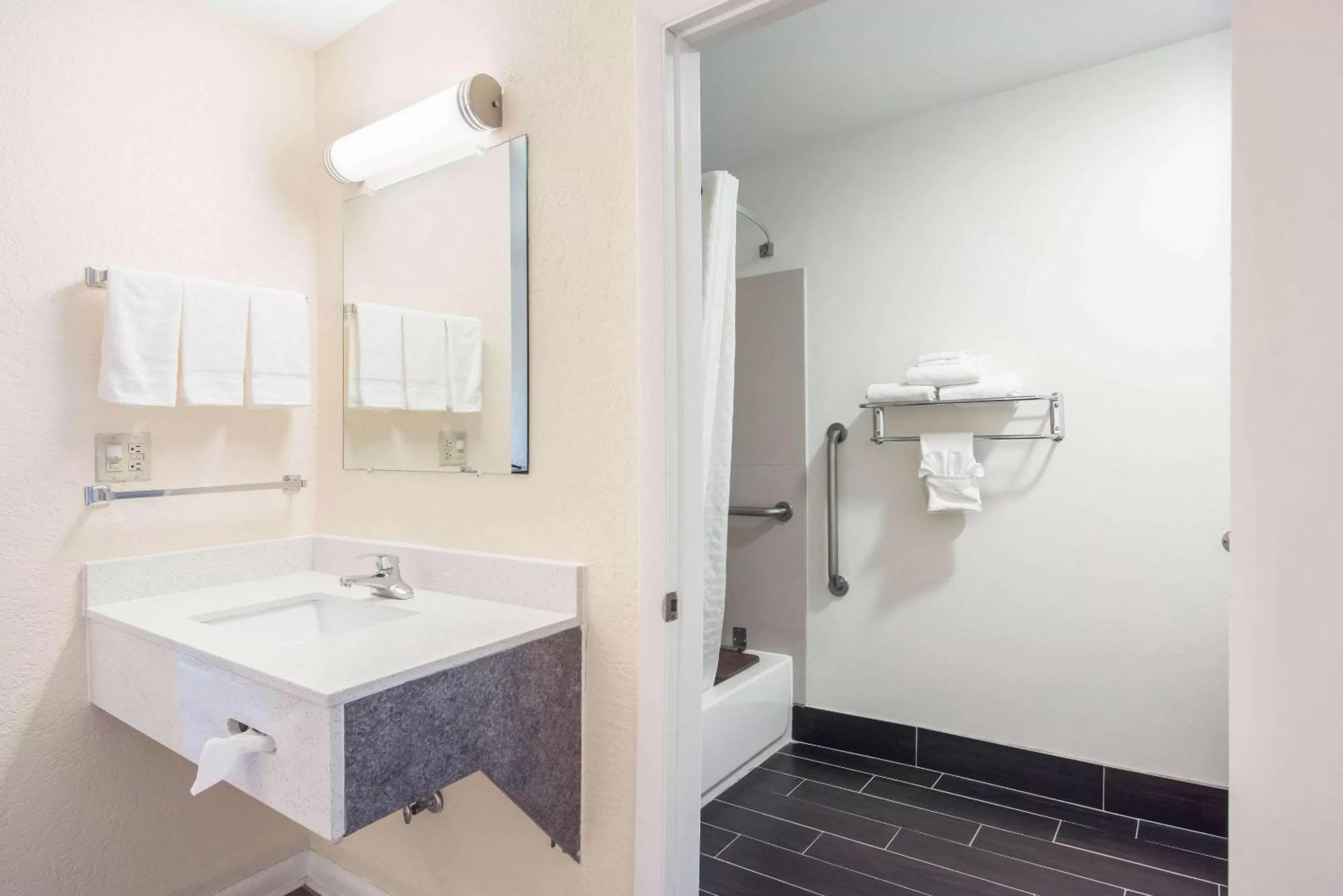 Bathroom in Econo Lodge Waynesville