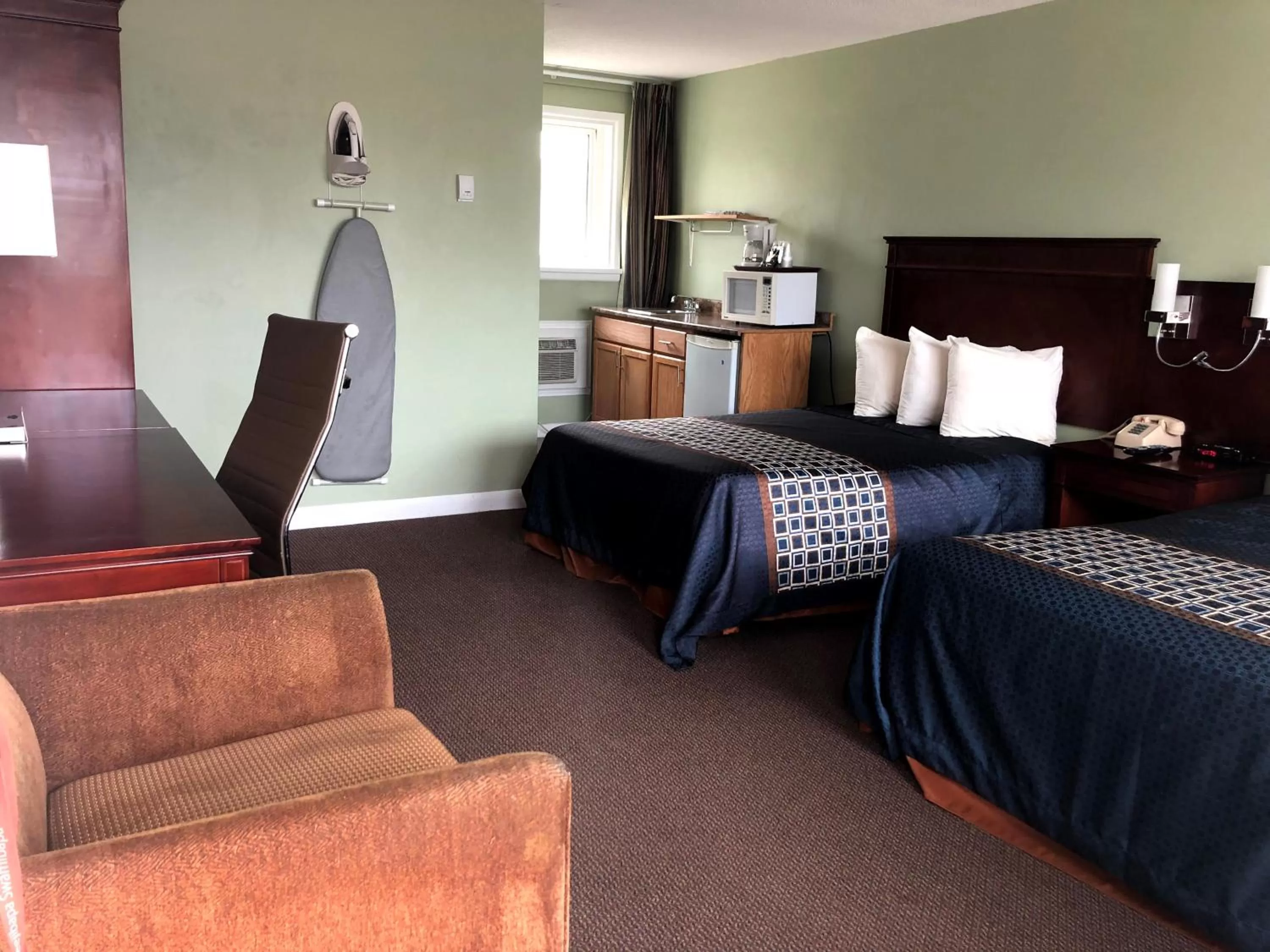 Bed in Perth Plaza Inn & Suites