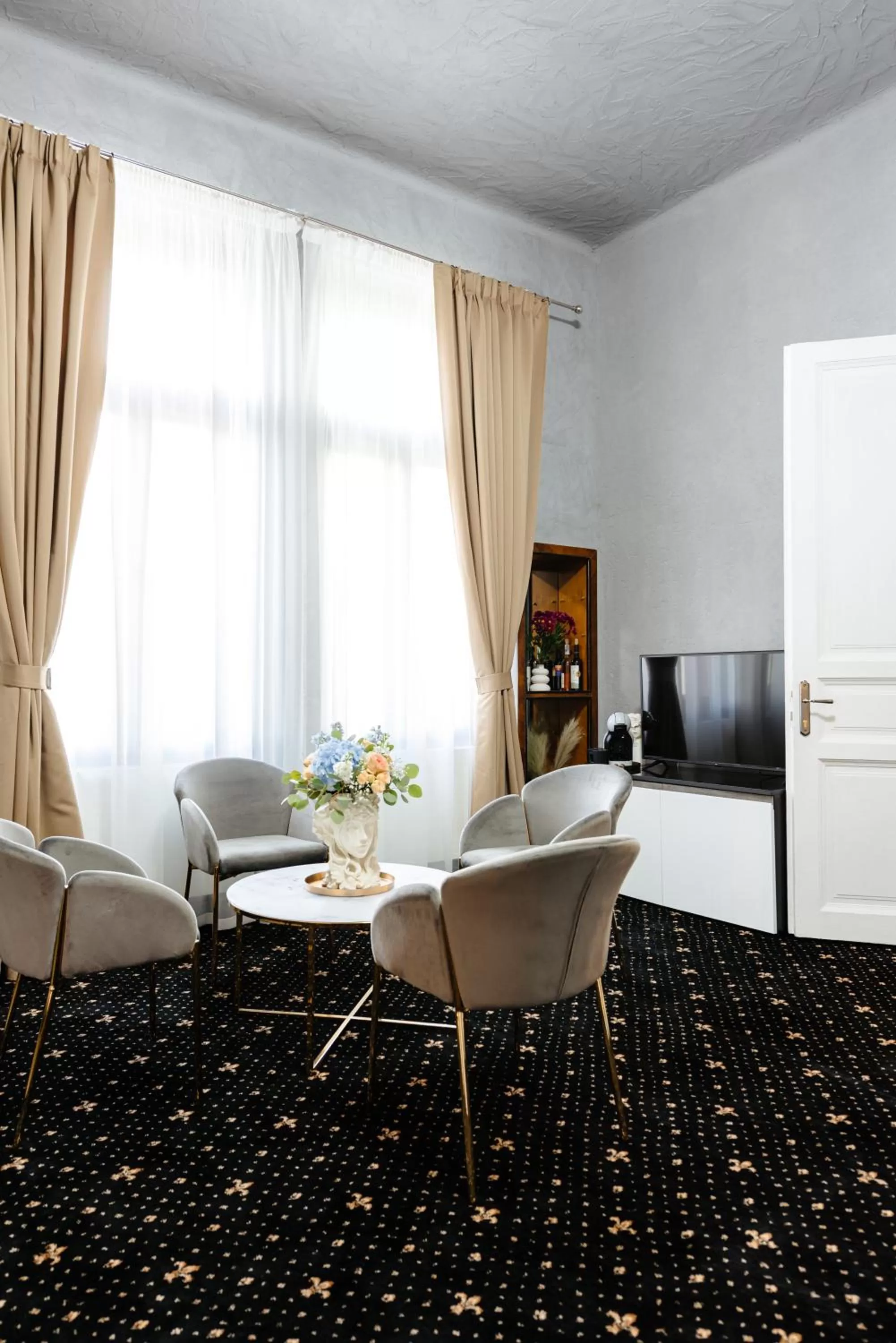 Seating area in Palace Bulevard Inn