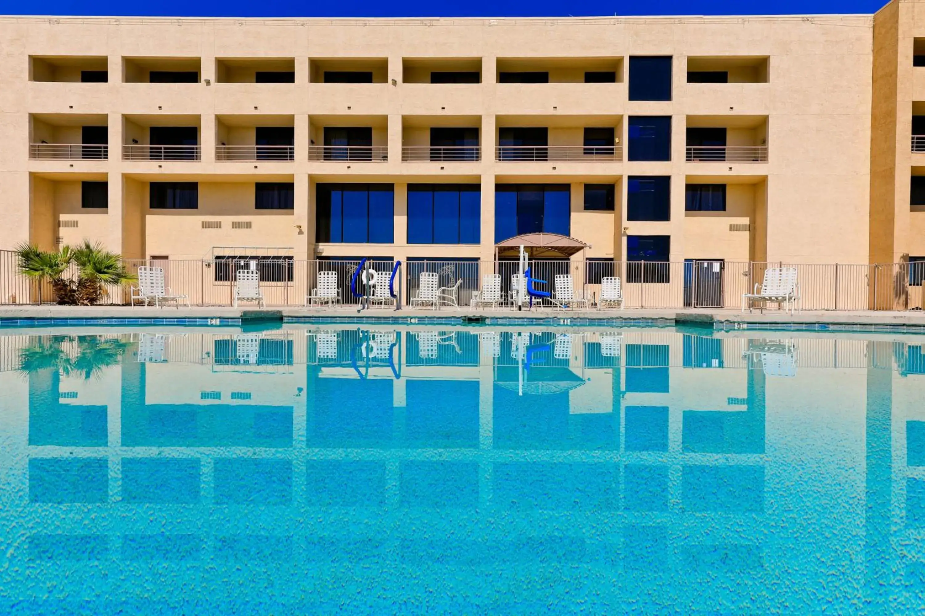 Swimming Pool in Island Inn Hotel