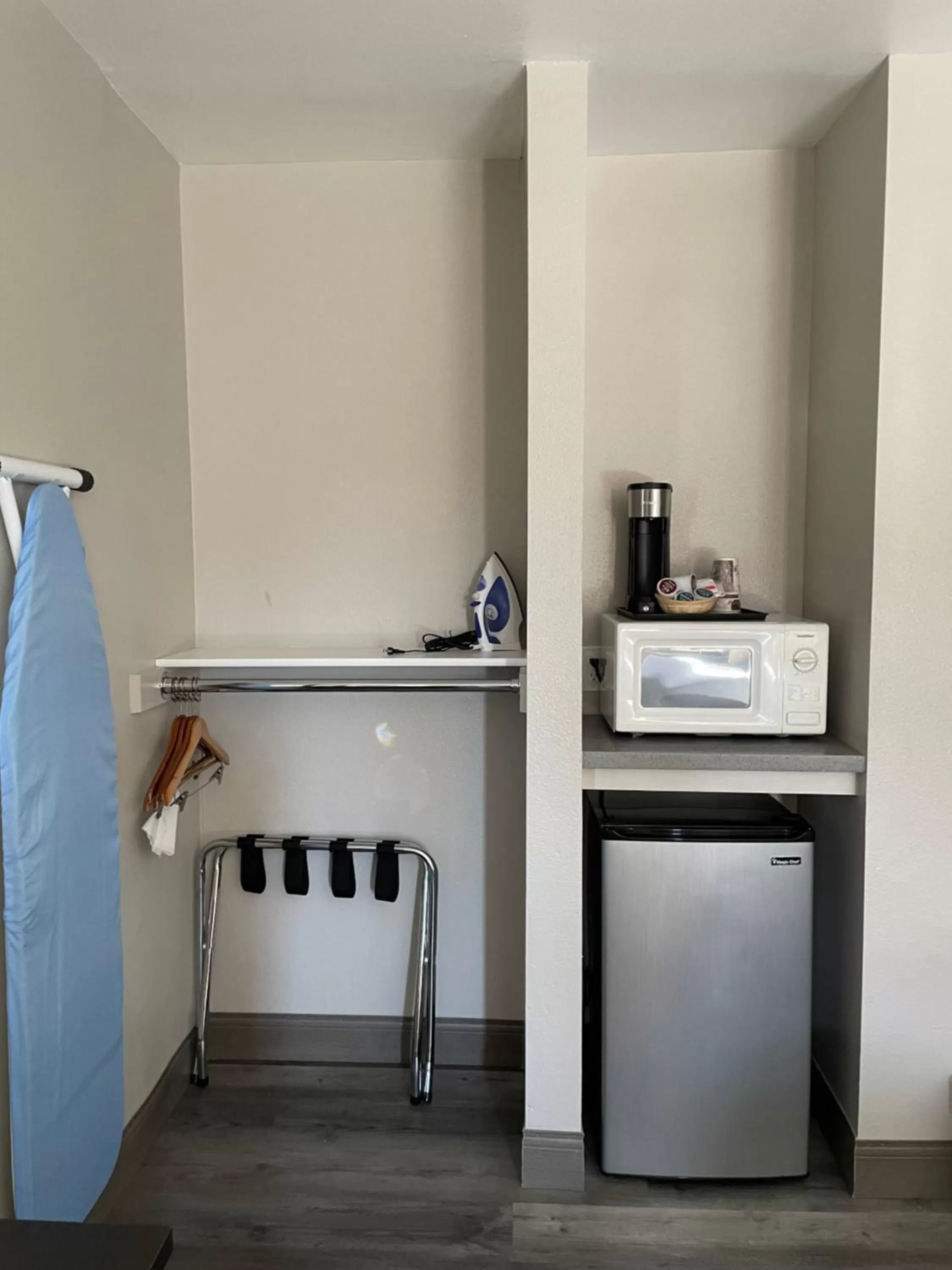 Coffee/tea facilities in University Inn at San Luis Obispo