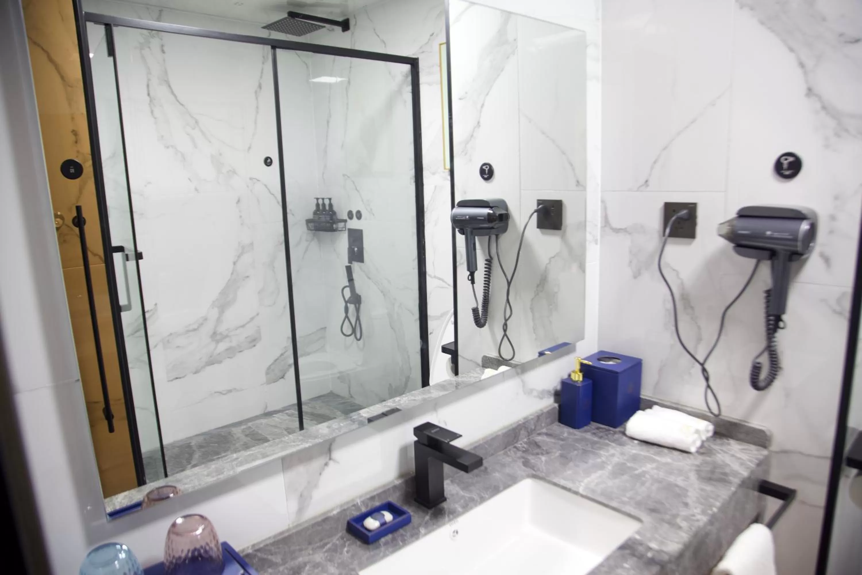 Bathroom in Hôtel FAMILLE MONDIALE