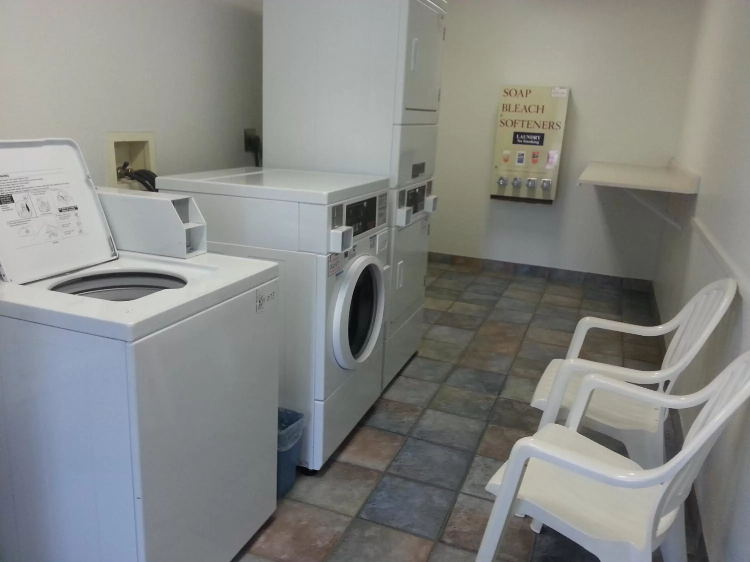 Area and facilities, Kitchen/Kitchenette in Americas Best Value Inn - Lincoln