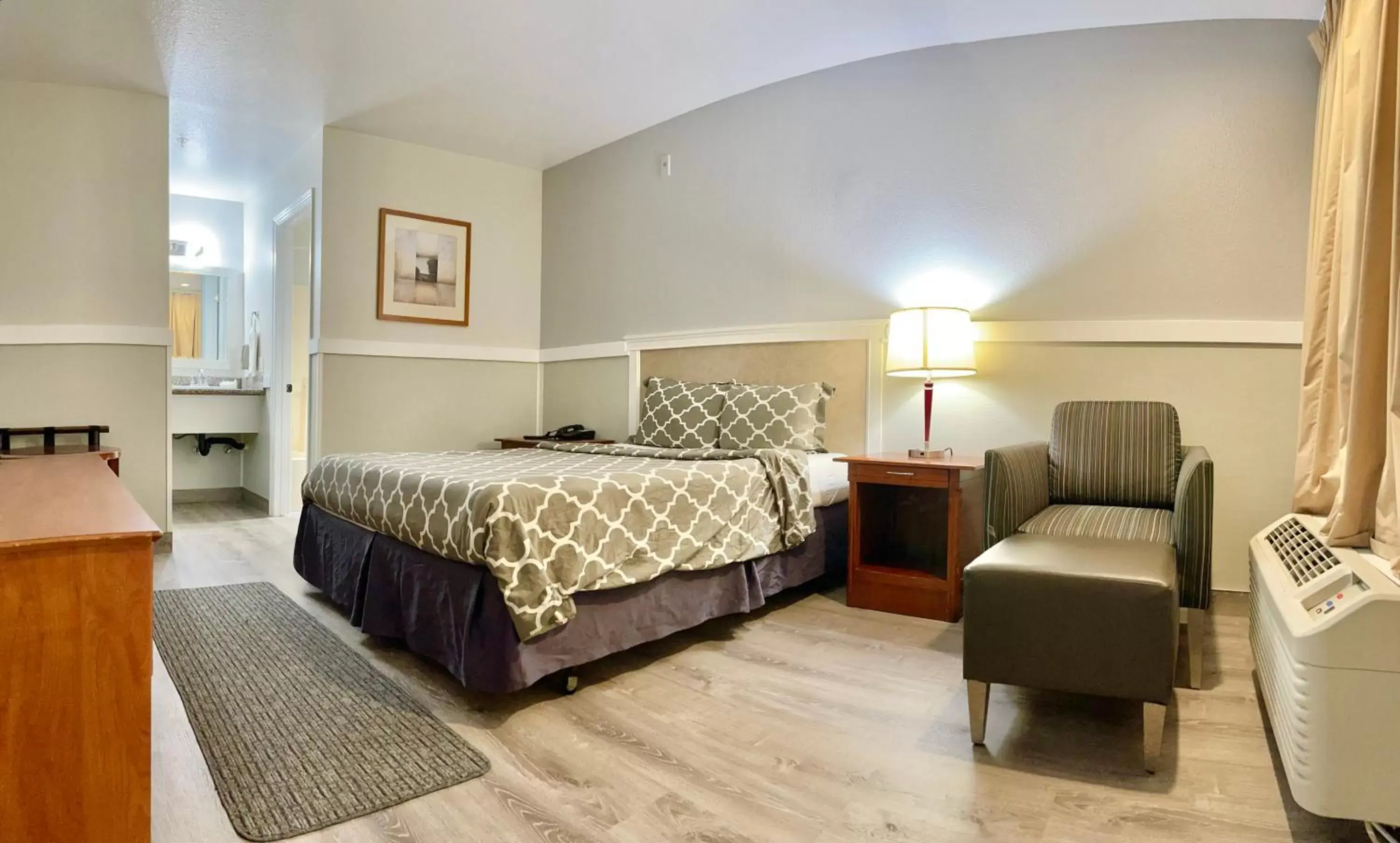 Bed in Americas Inn & Suite