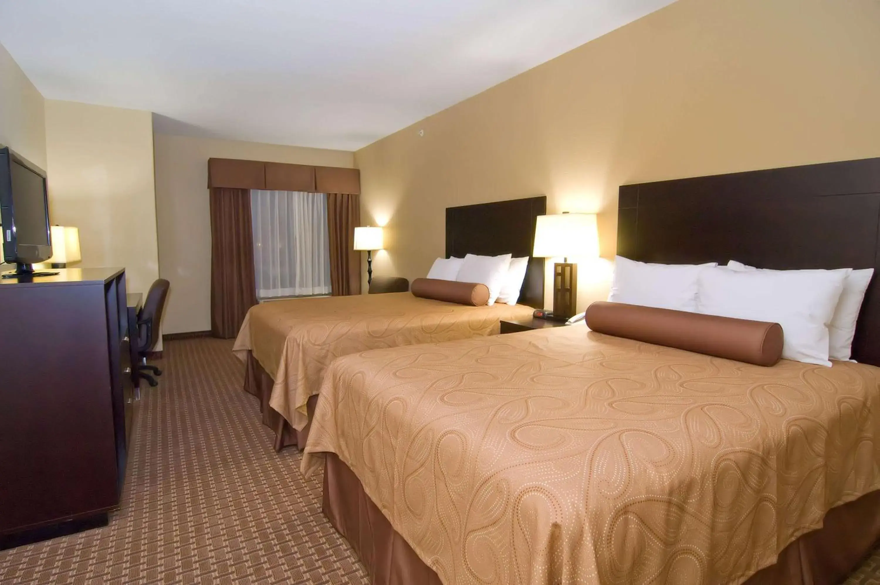 Queen Room with Two Queen Beds and Bath Tub - Mobility Access/Non-Smoking in Best Western Bastrop Pines Inn