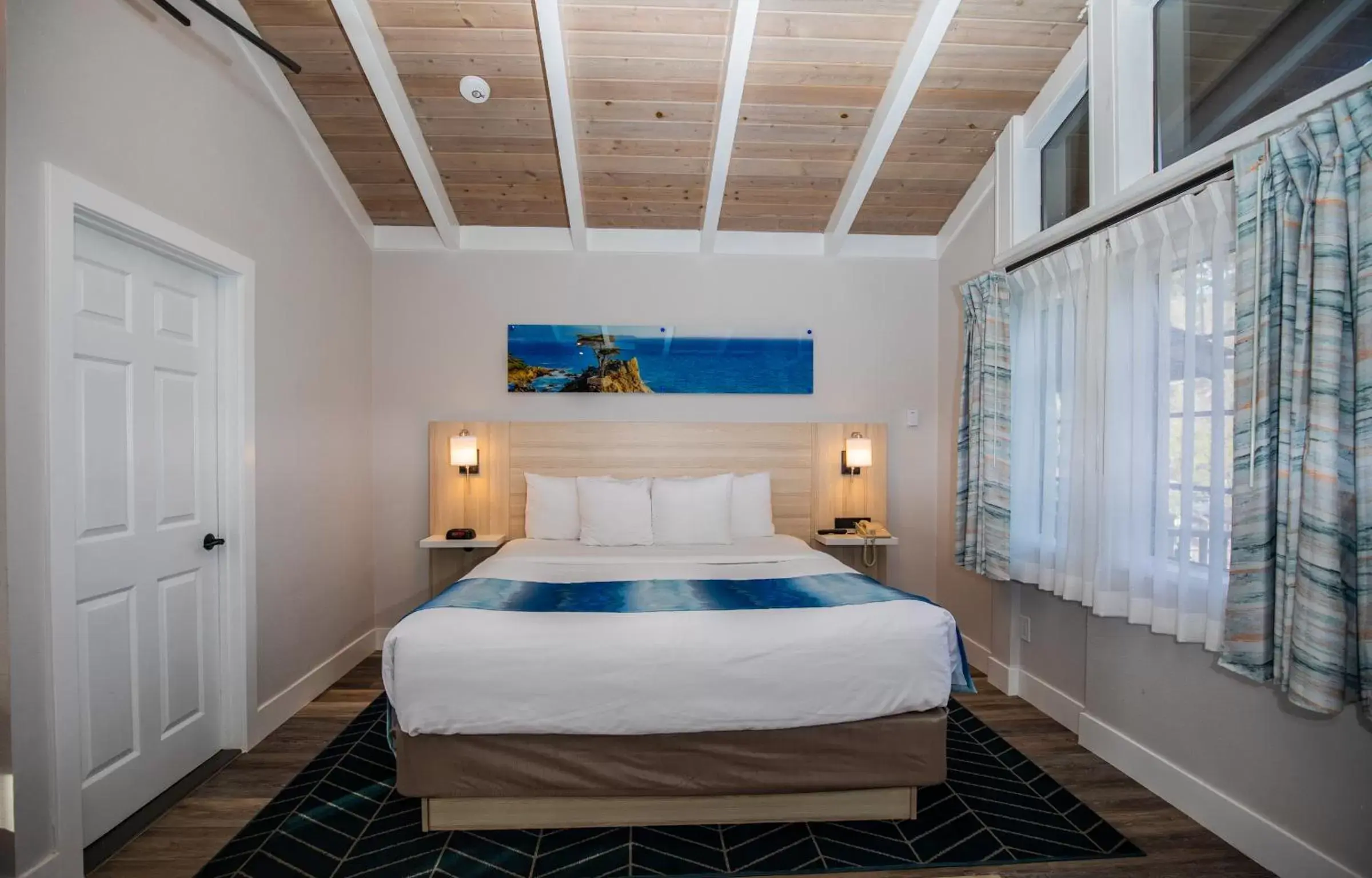 Bedroom, Bed in Comfort Inn Carmel By the Sea