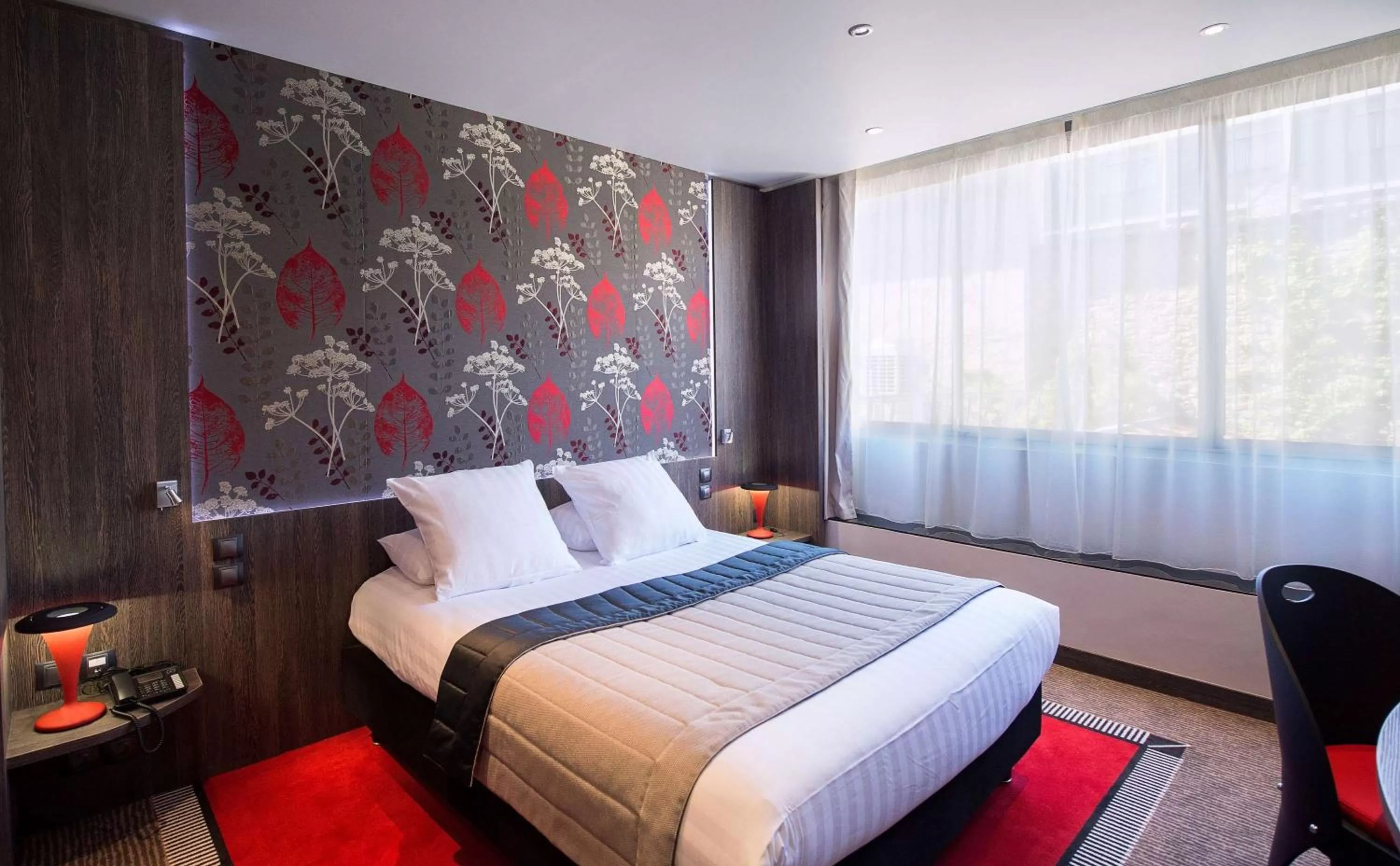 Bed in Best Western Premier Le Patio des Artistes Wellness Jacuzzi