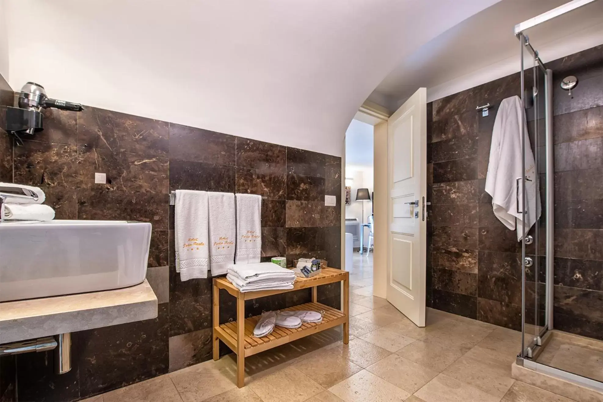 Bathroom in Hotel Porta Reale