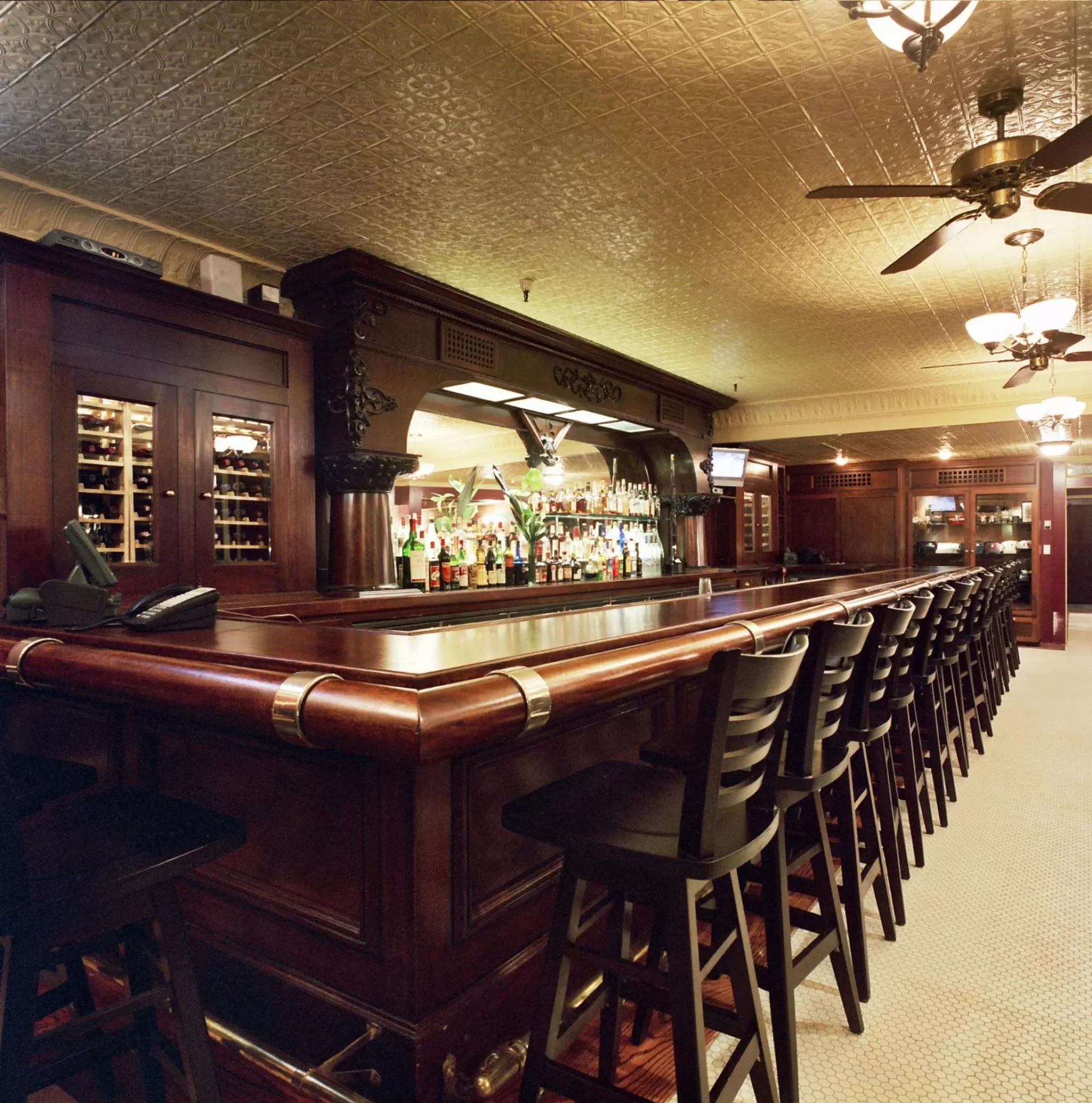 Restaurant/places to eat in San Remo Hotel