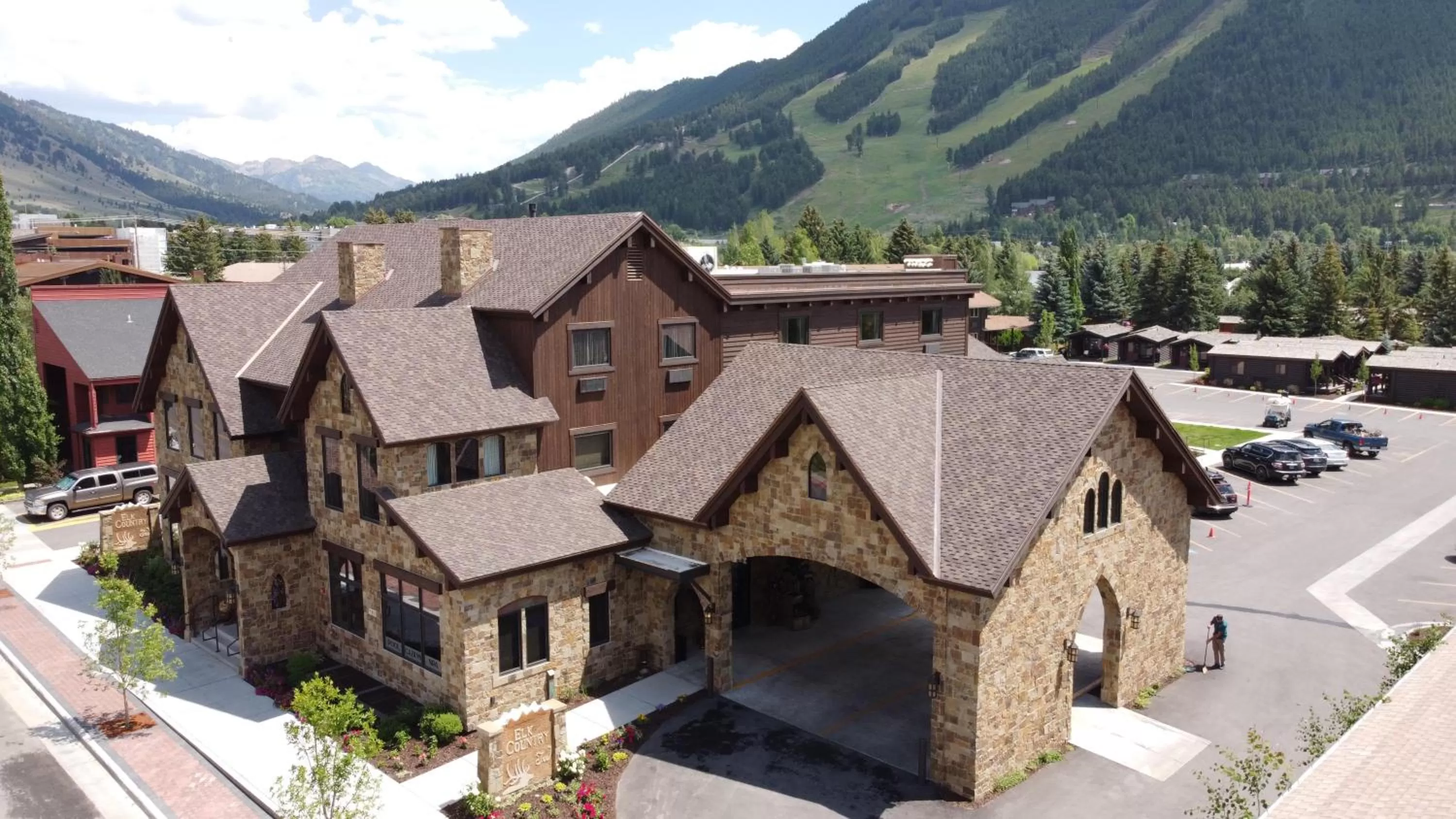 Property building in Elk Country Inn