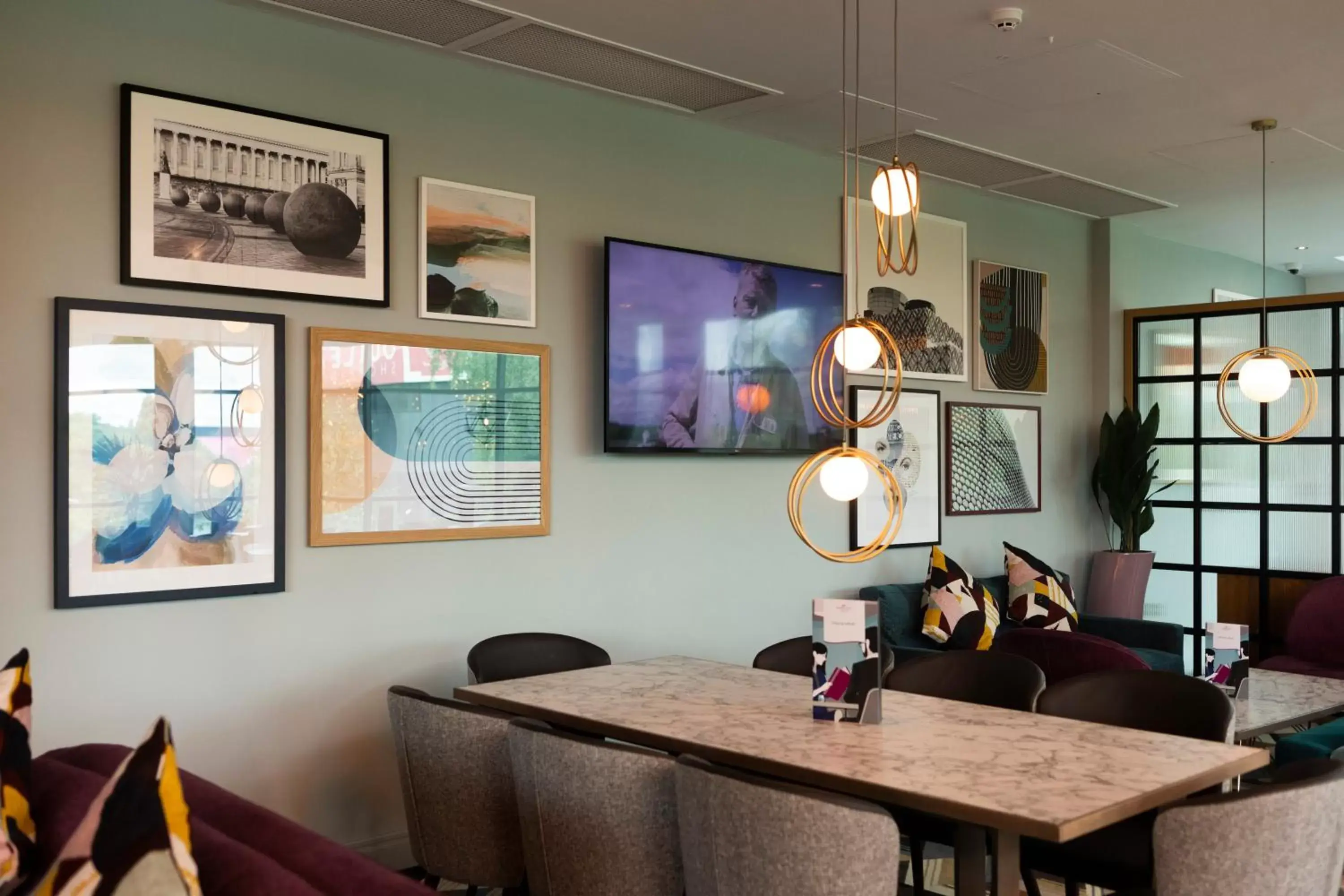 Lounge or bar in Crowne Plaza Birmingham NEC by IHG Lounge or bar in Crowne Plaza Birmingham NEC by IHG