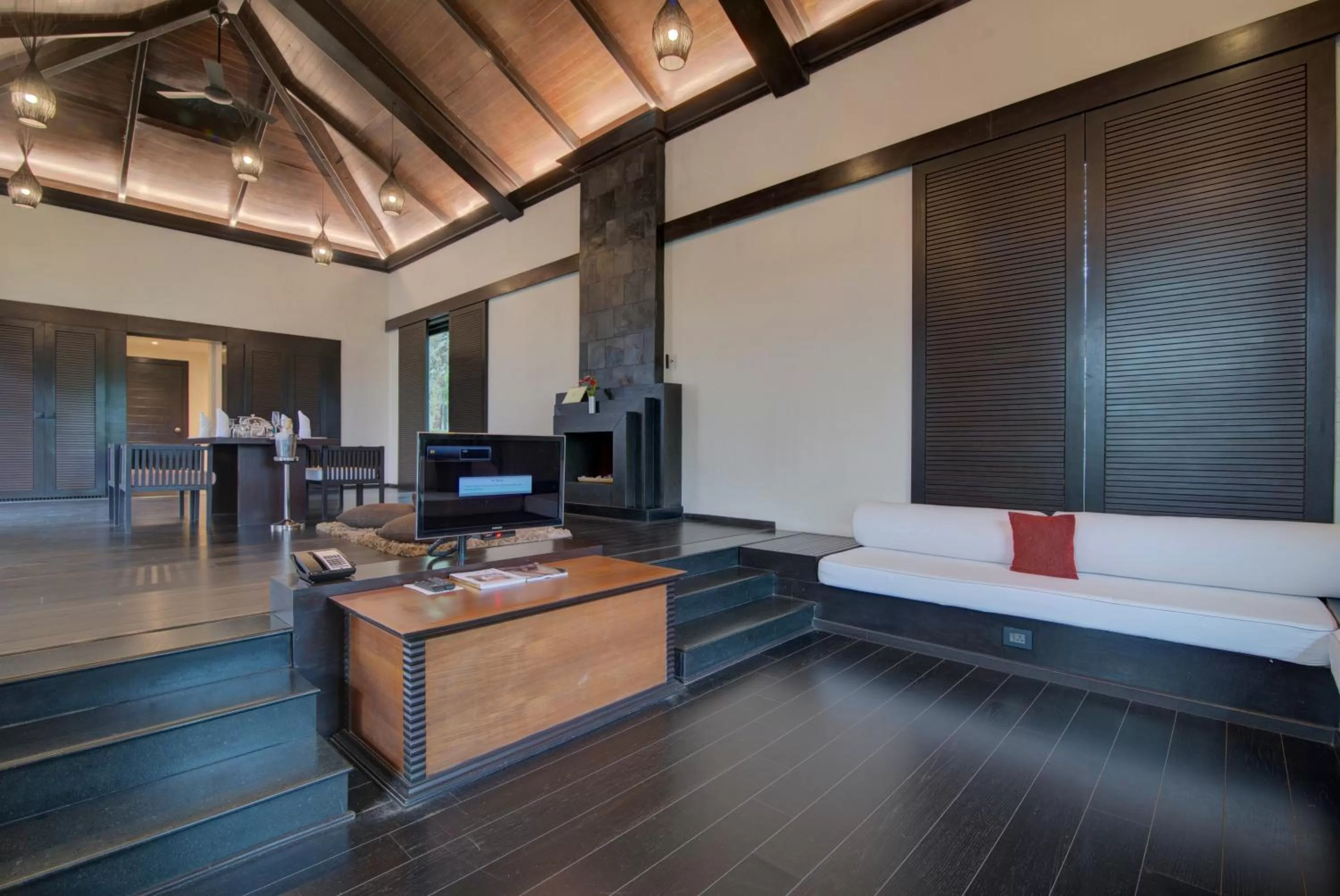 Communal lounge/ TV room, Bed in Taj Madikeri Resort & Spa Coorg