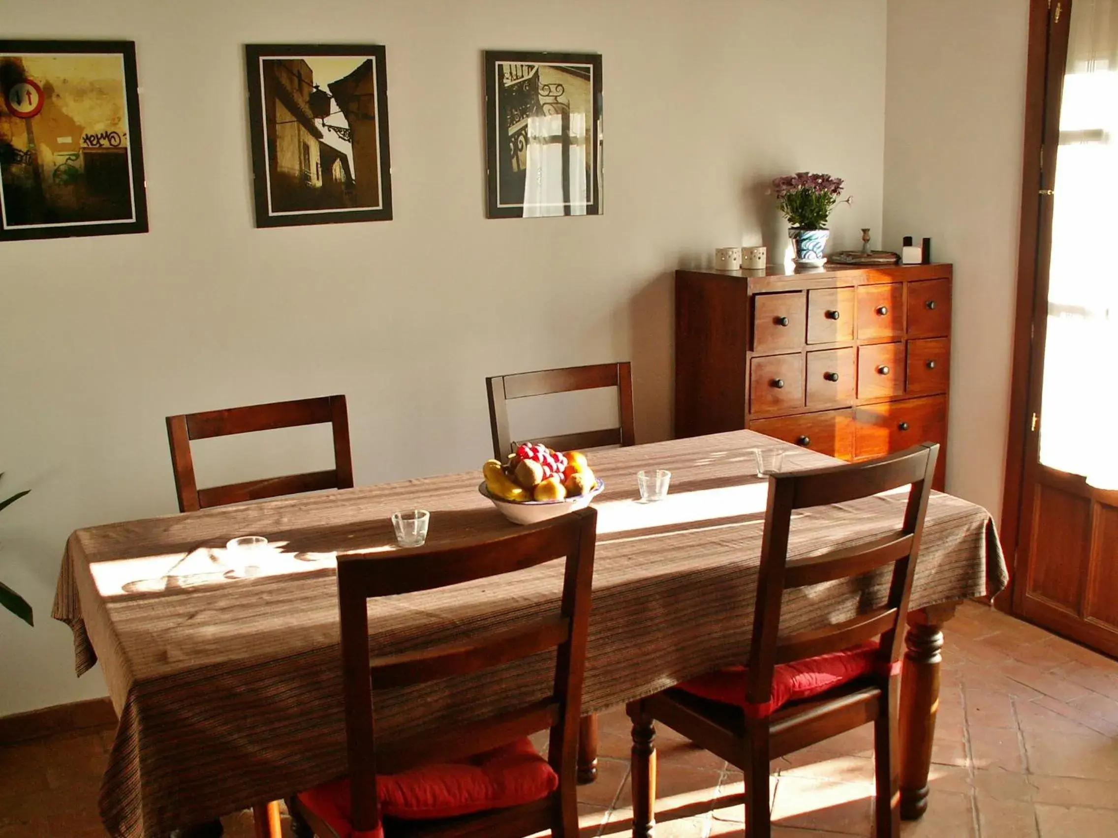 Dining Area in Oasis Backpackers' Hostel Granada