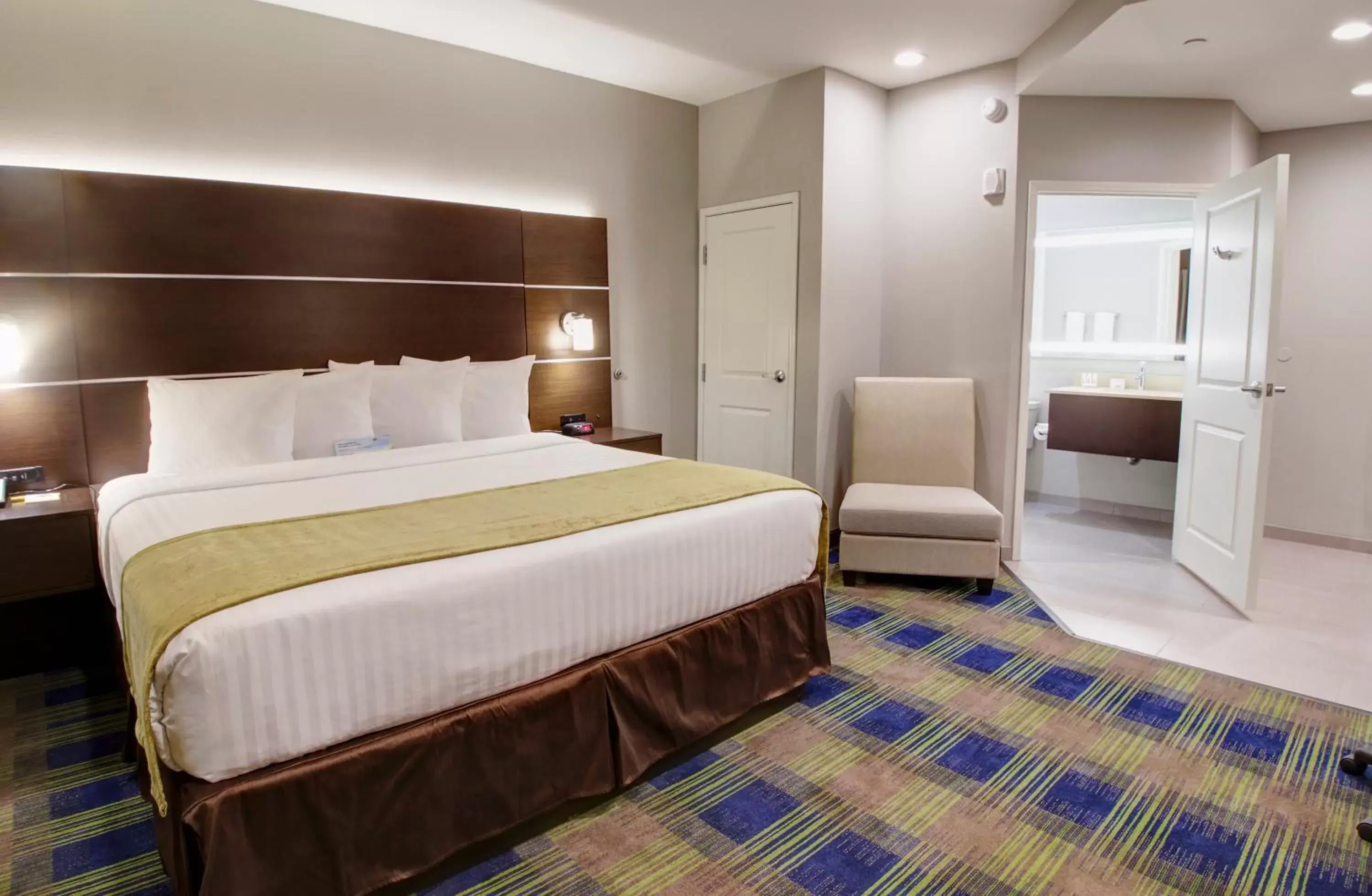 Bedroom, Bed in Days Inn & Suites by Wyndham Port Arthur