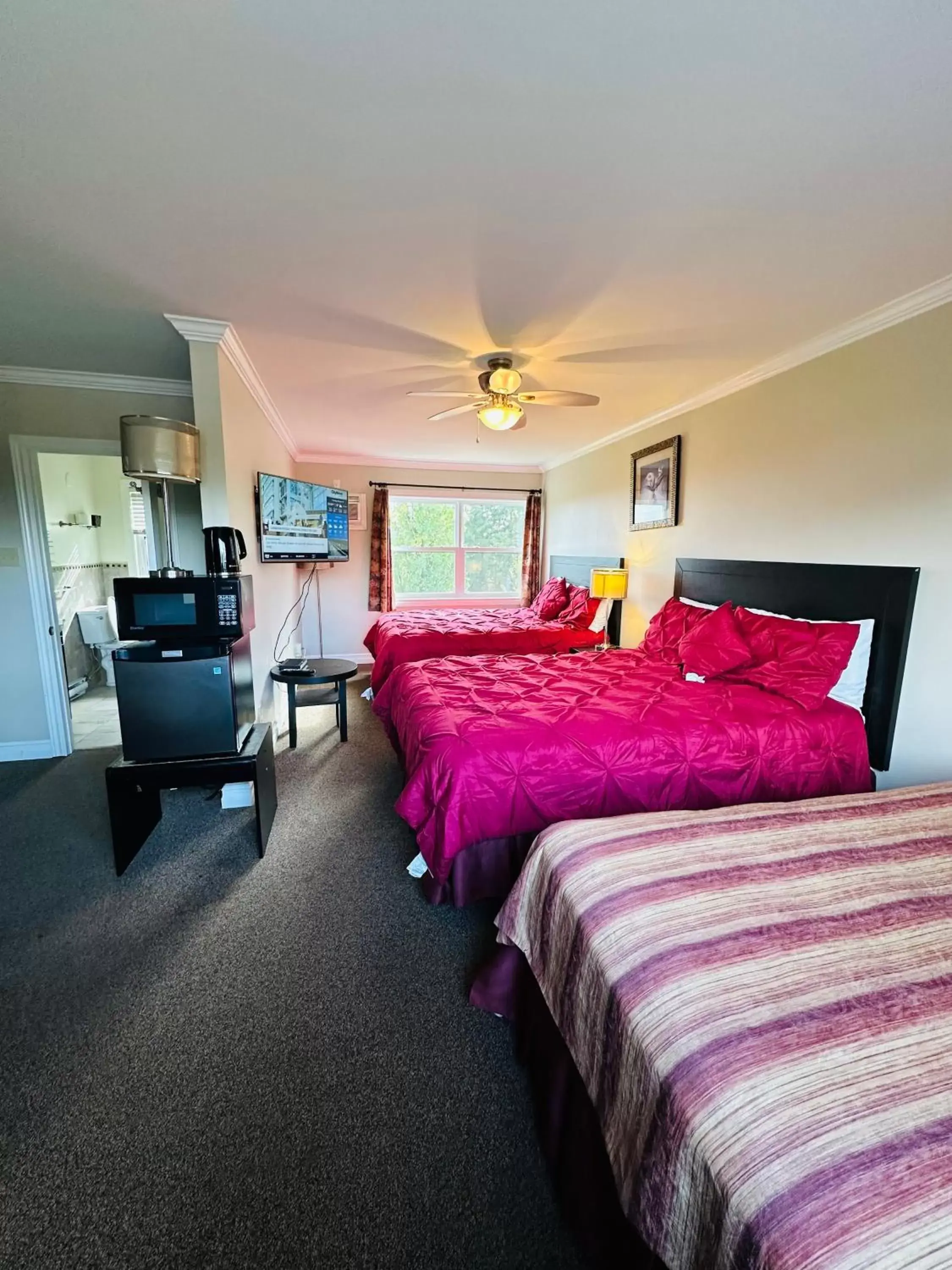 Family Room with Private Bathroom in Scenic Motel Moncton