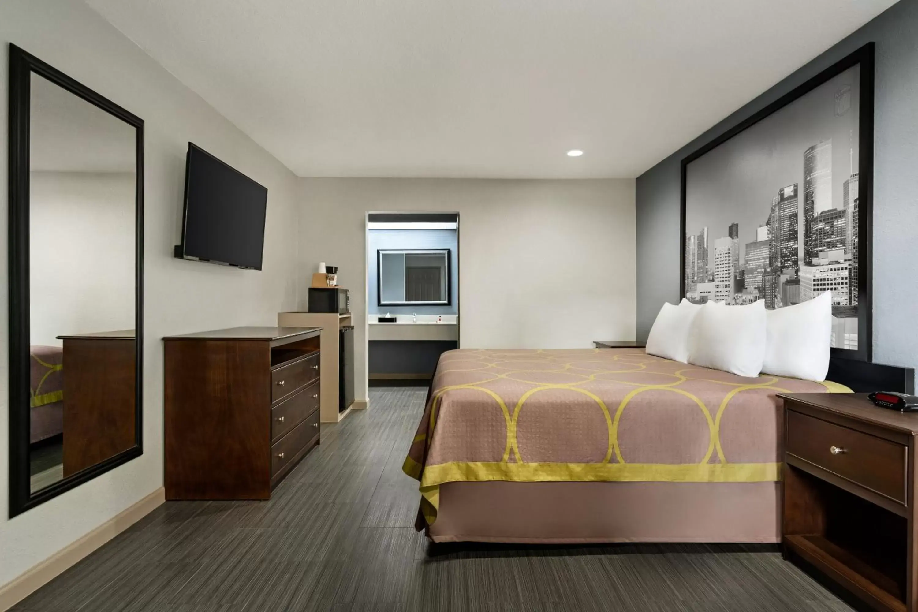 Bedroom, Bed in Super 8 by Wyndham Houston/Dtwn/I-610