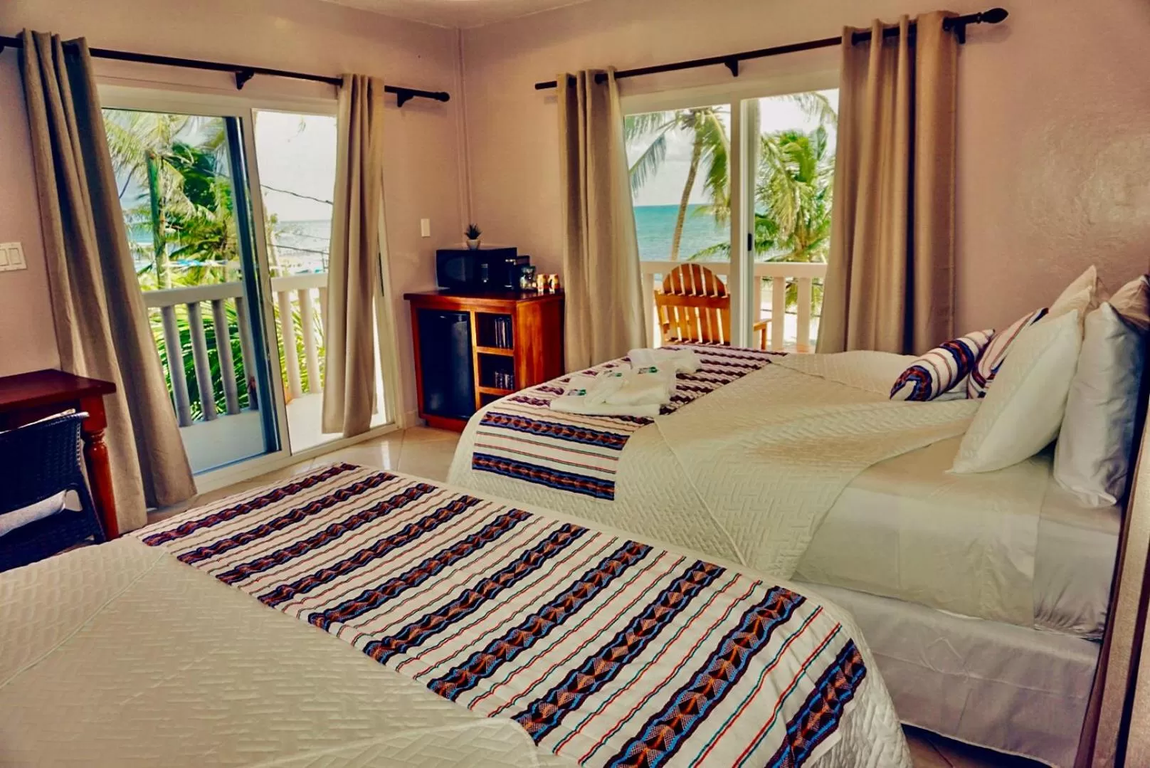 Photo of the whole room, Bed in La Isla Resort
