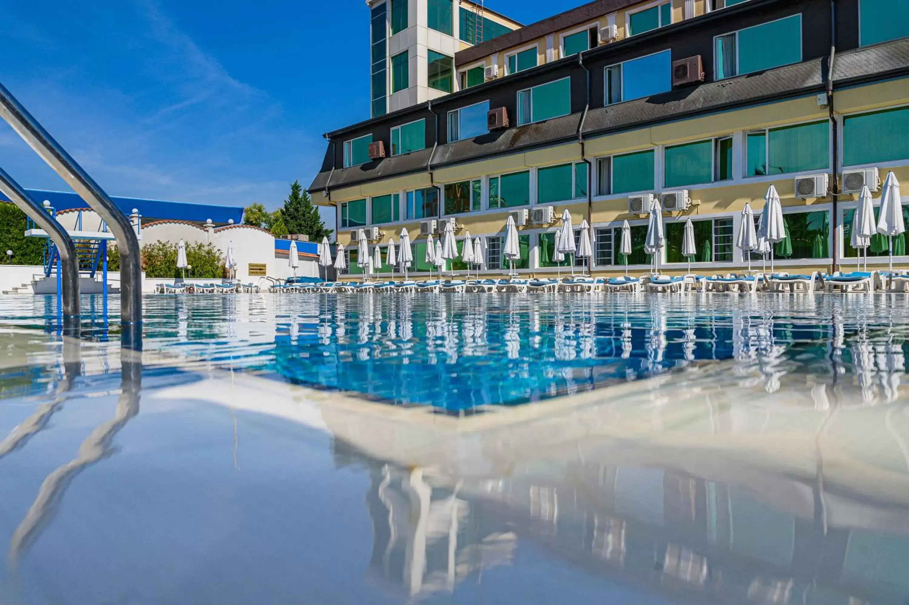 Swimming Pool in Hotel Montecito