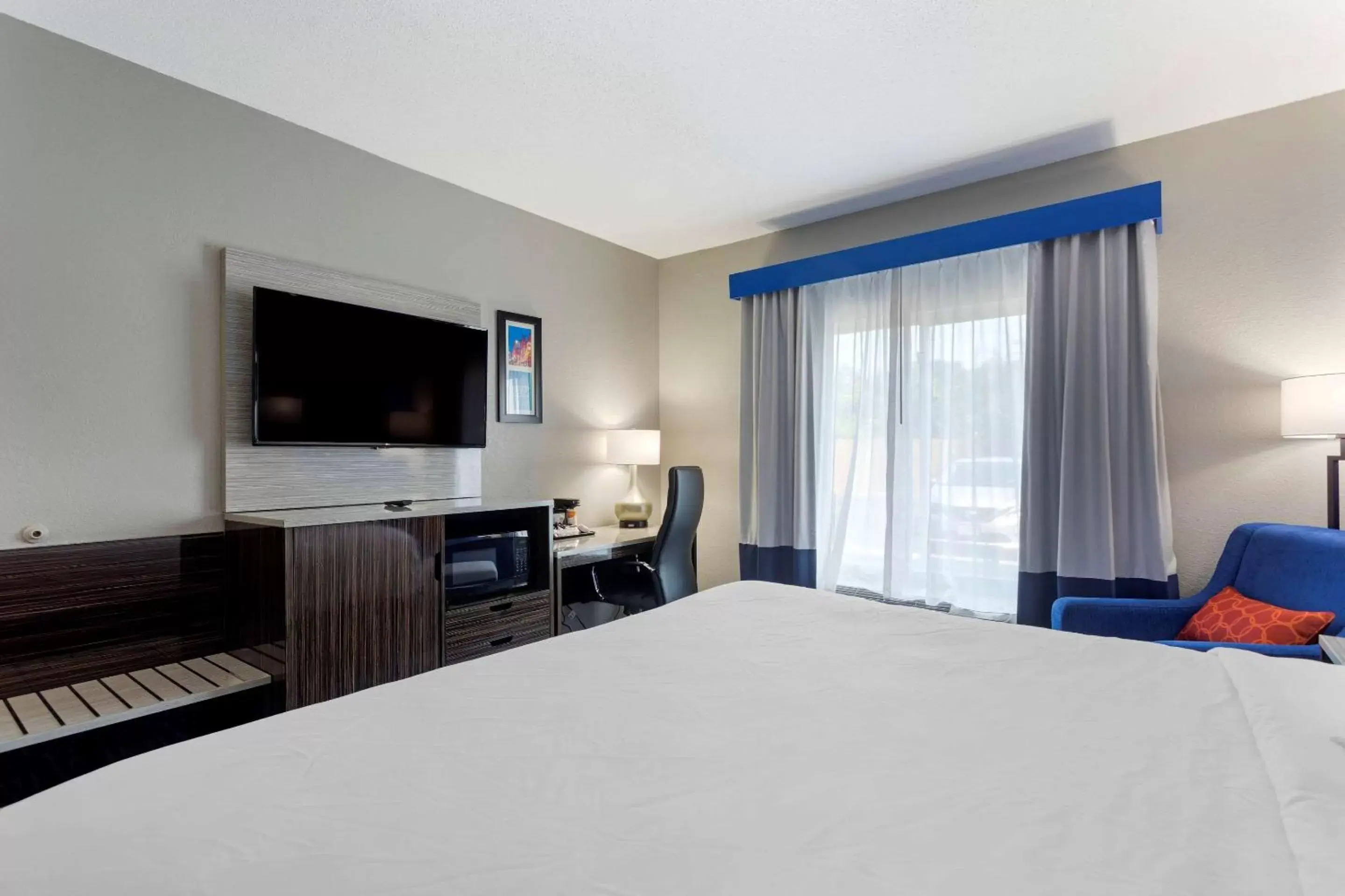 Photo of the whole room, Bed in Comfort Inn & Suites Memphis East Photo of the whole room, Bed in Comfort Inn & Suites Memphis East