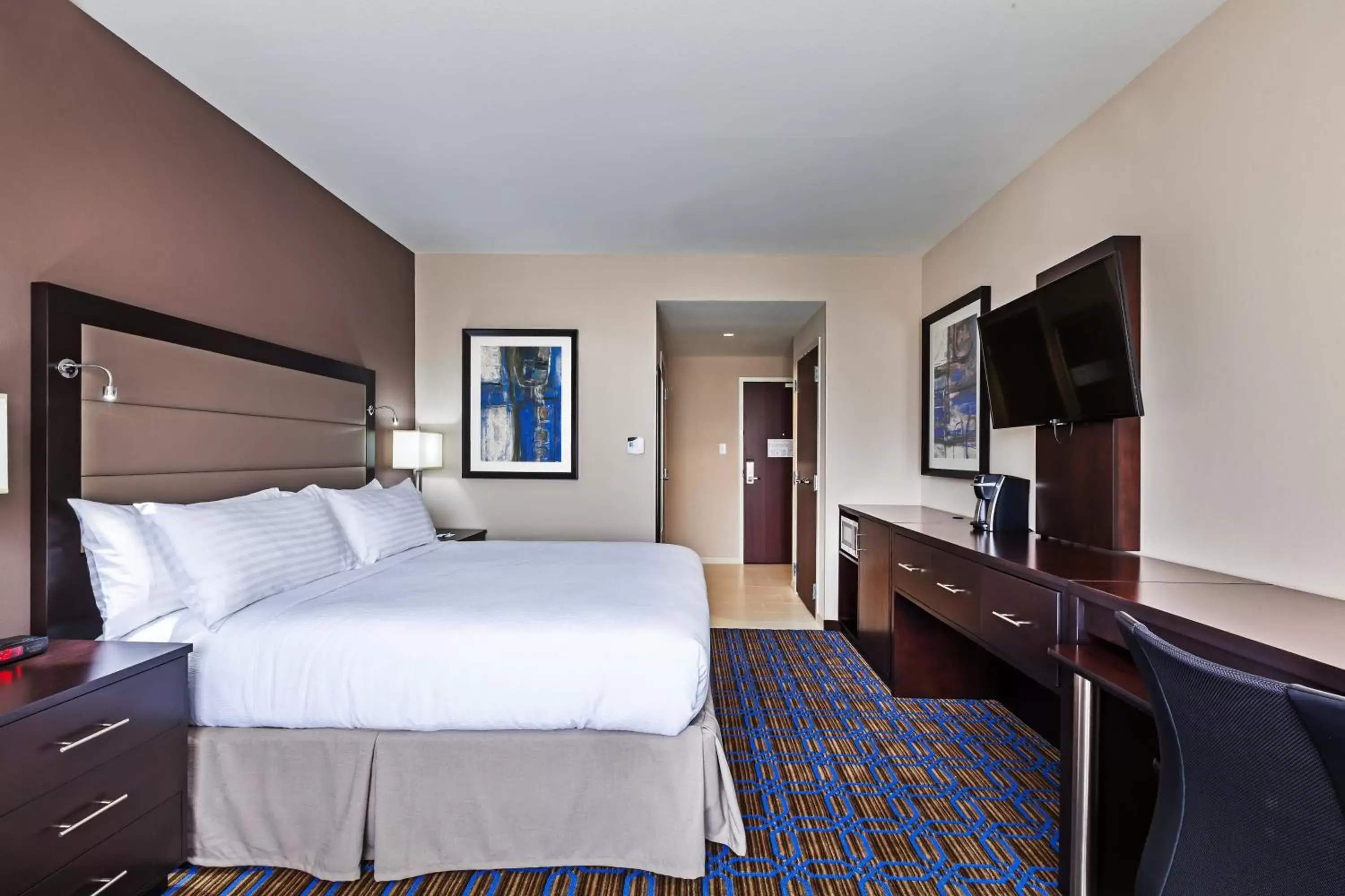 Photo of the whole room, Bed in Holiday Inn Plano-The Colony, an IHG Hotel