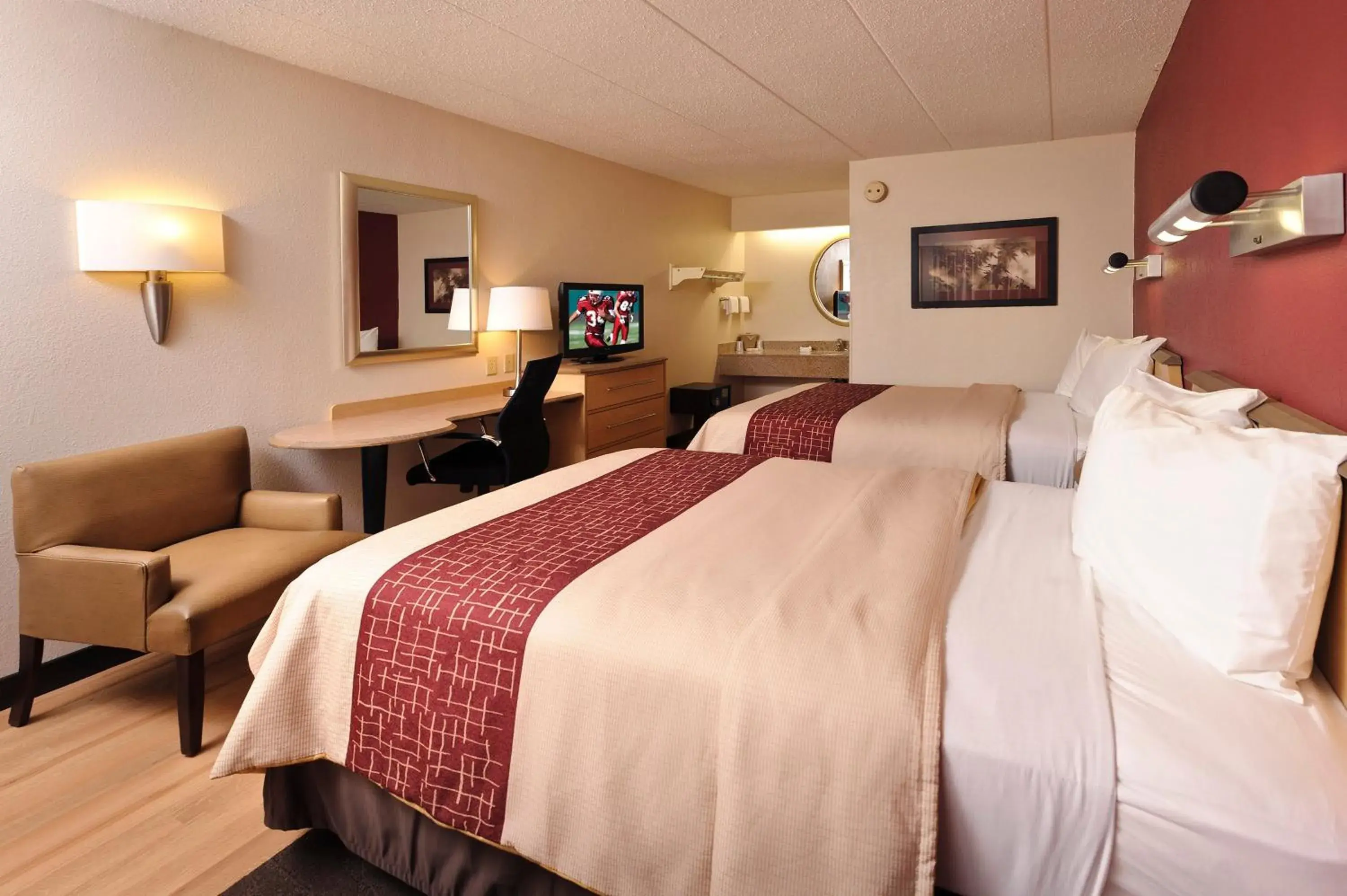 Photo of the whole room, Bed in Red Roof Inn Tucson South - Airport