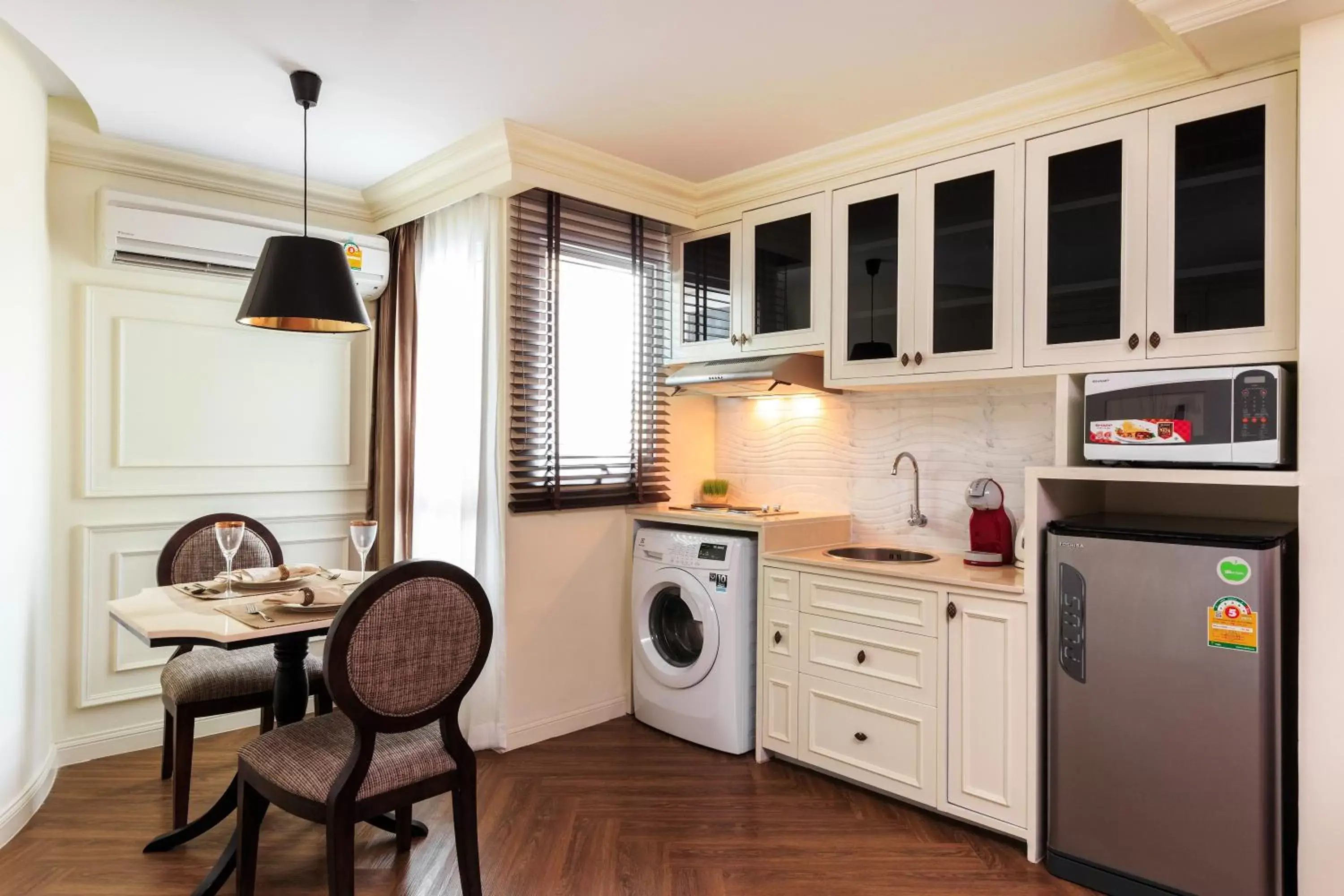 Dining area in The LA49 Hotel Dining area in The LA49 Hotel