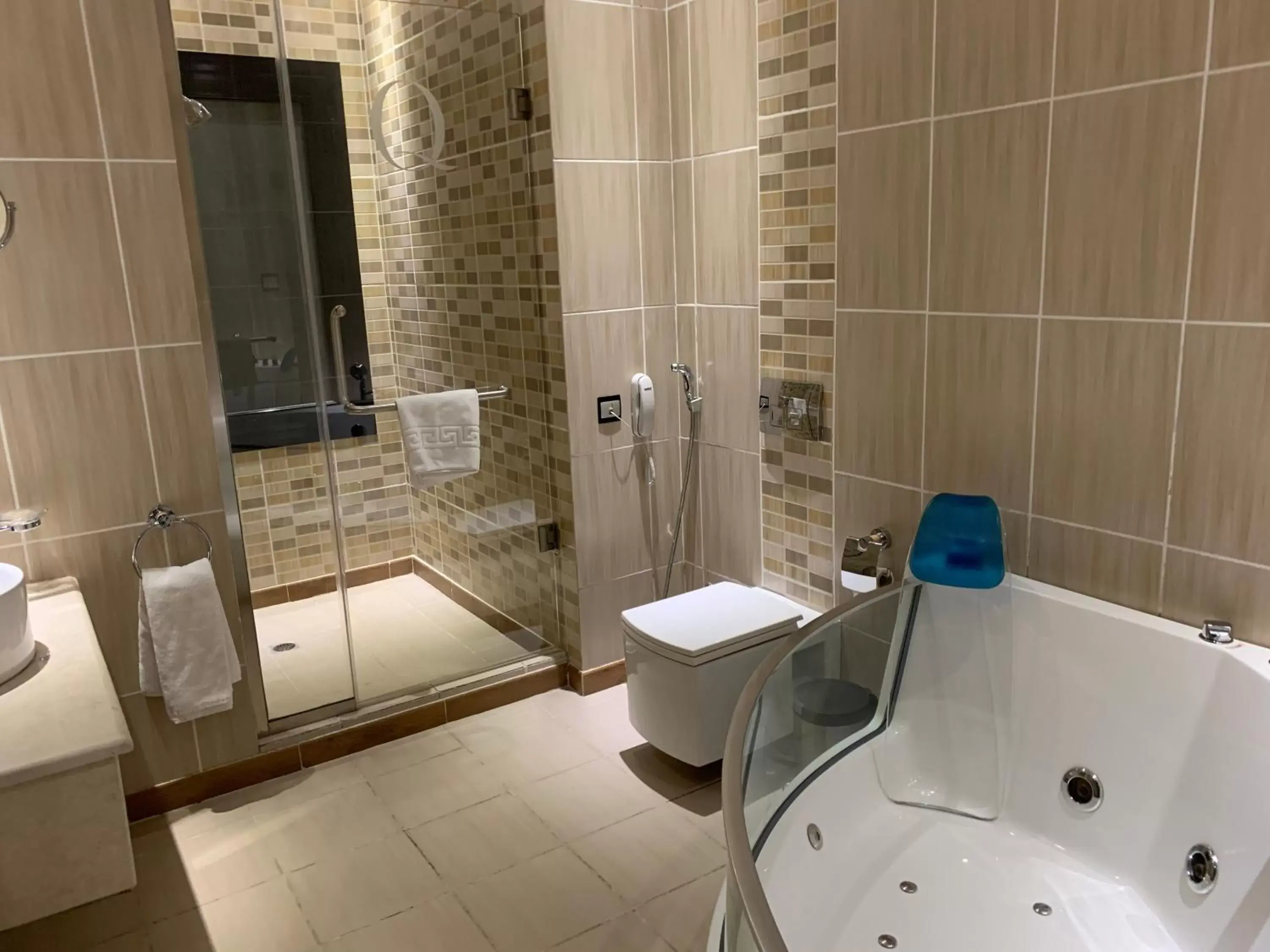 Hot Tub, Bathroom in Q Suites Jeddah by EWA - Managed by HMH