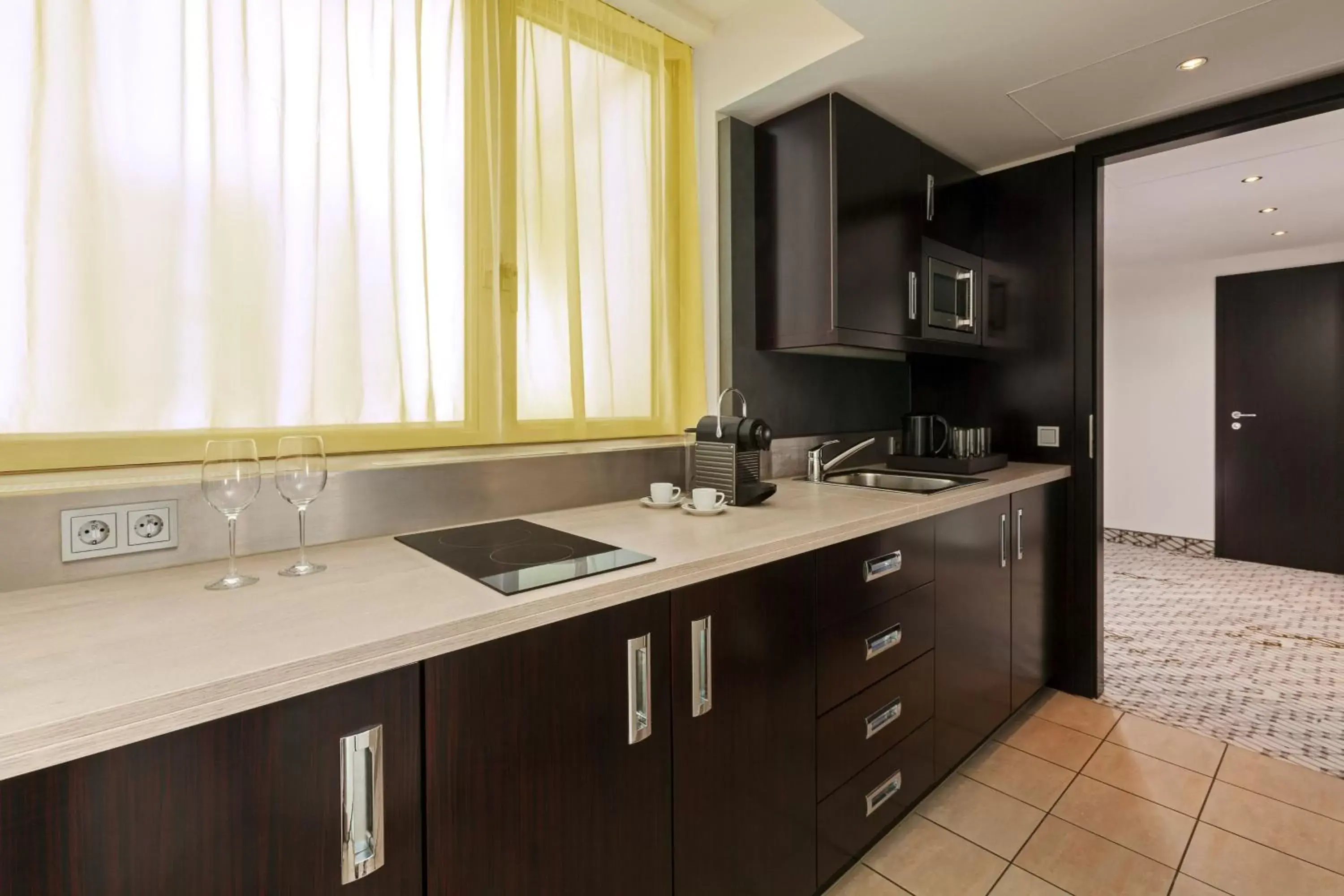 Kitchen or kitchenette, Kitchen/Kitchenette in Four Points by Sheraton Munich Arabellapark