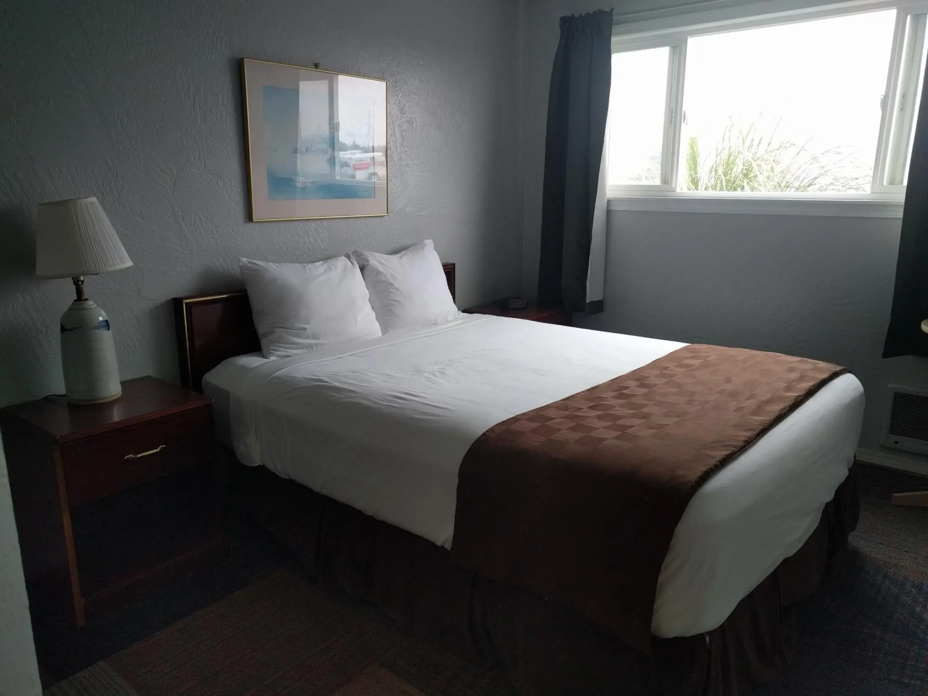 Bed in Ocean Shores Inn & Suites