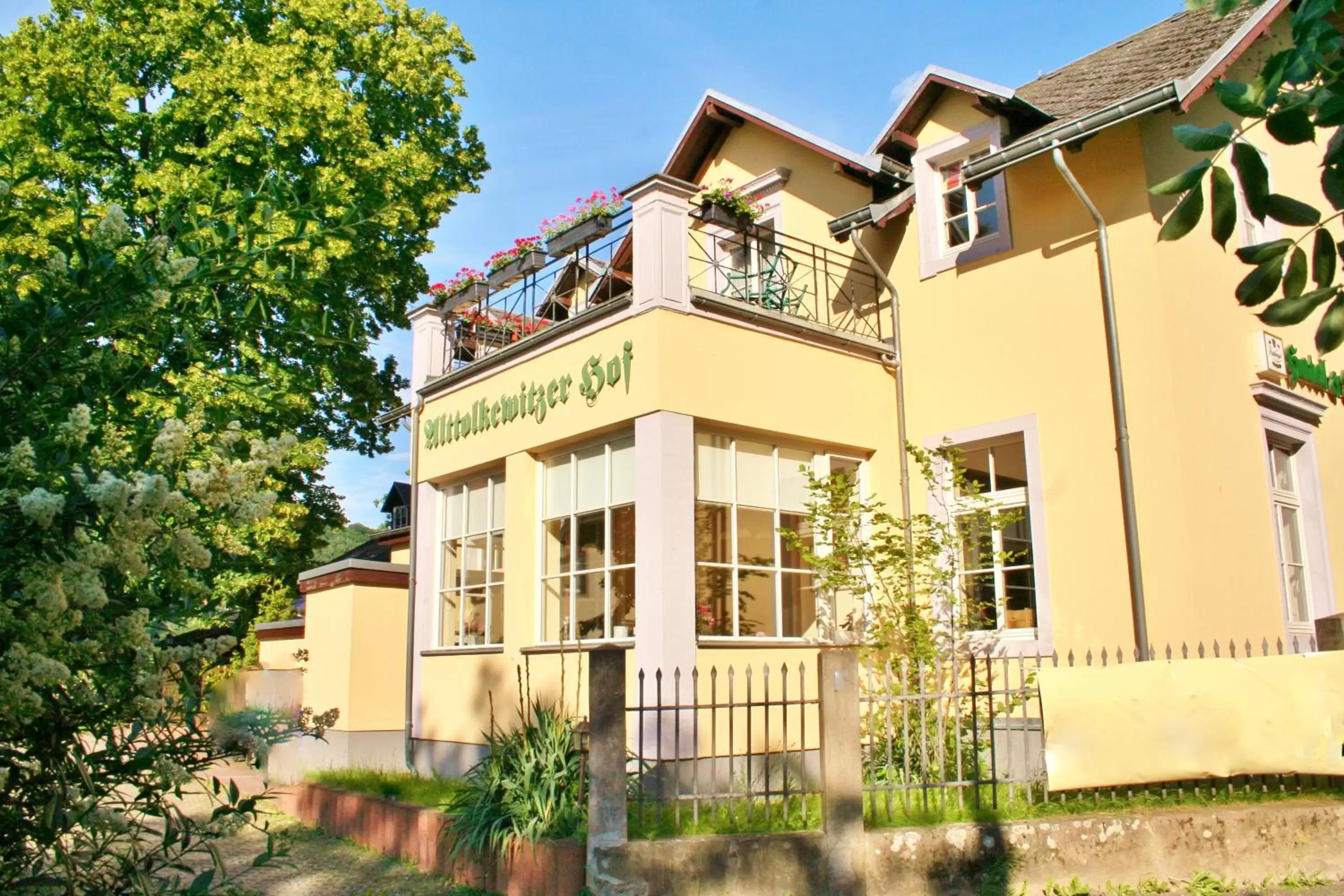 Facade/entrance, Property Building in Hotel Alttolkewitzer Hof