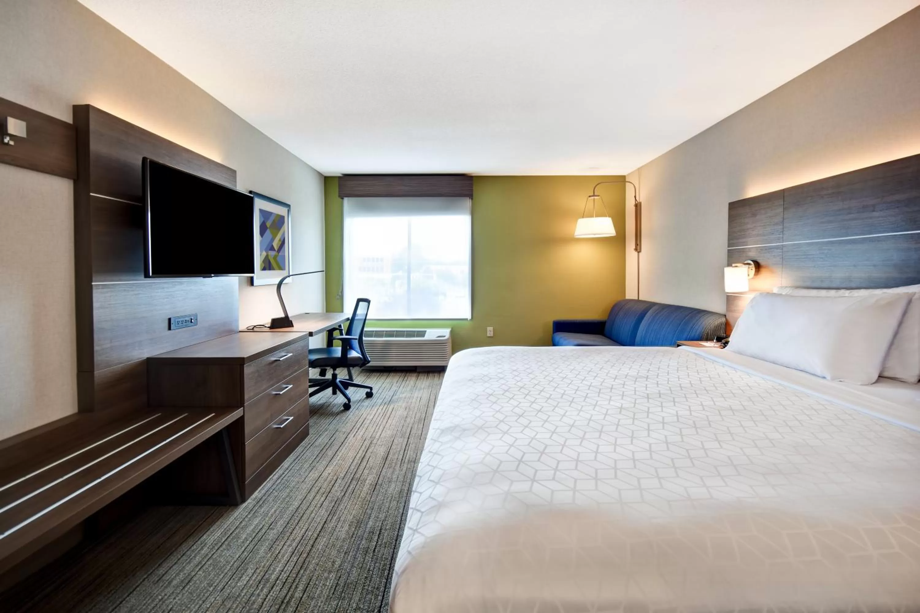 Photo of the whole room, Bed in Holiday Inn Express Newport North - Middletown by IHG