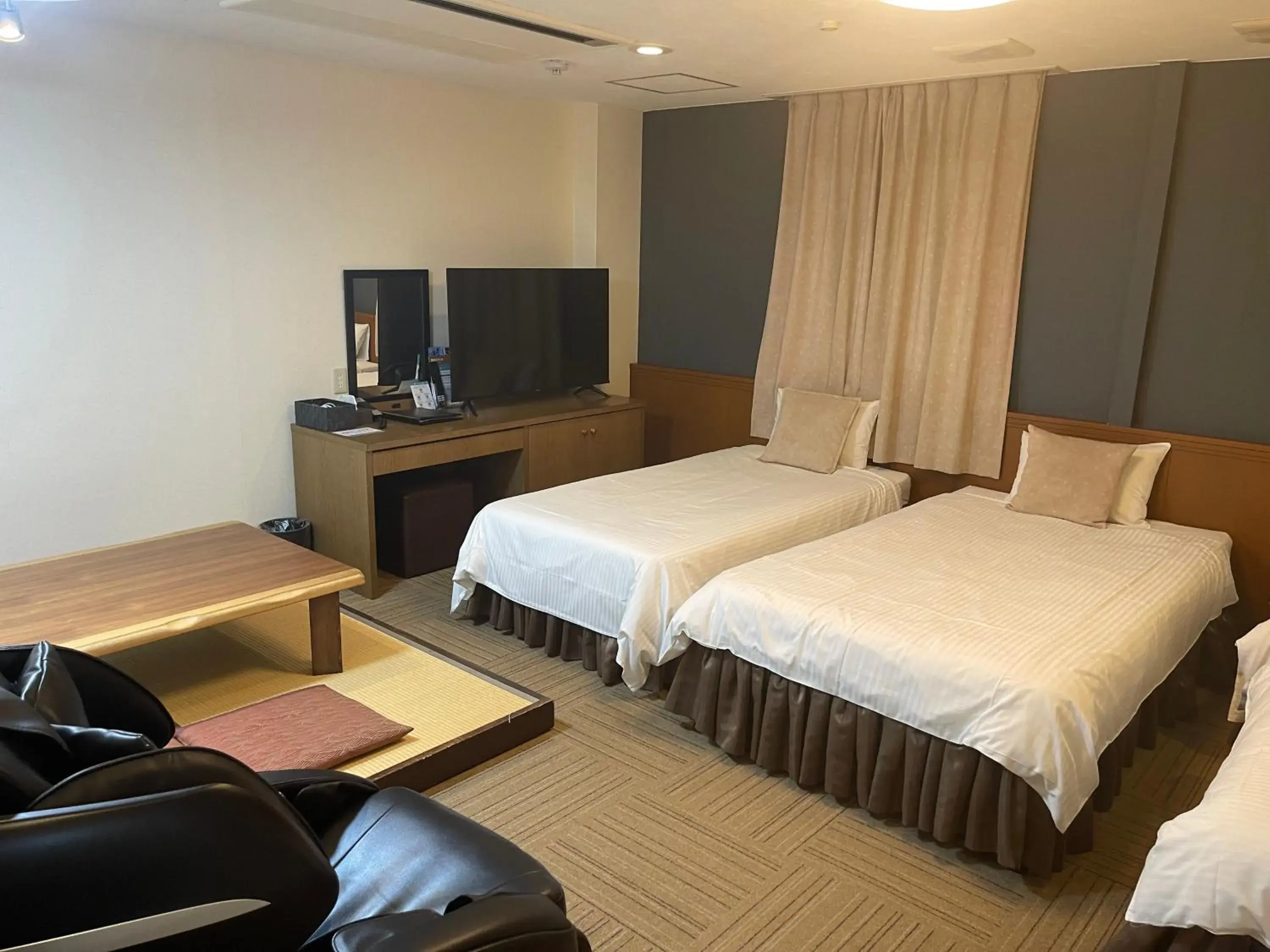 Bed in Kansai Airport Spa Hotel Garden Palace