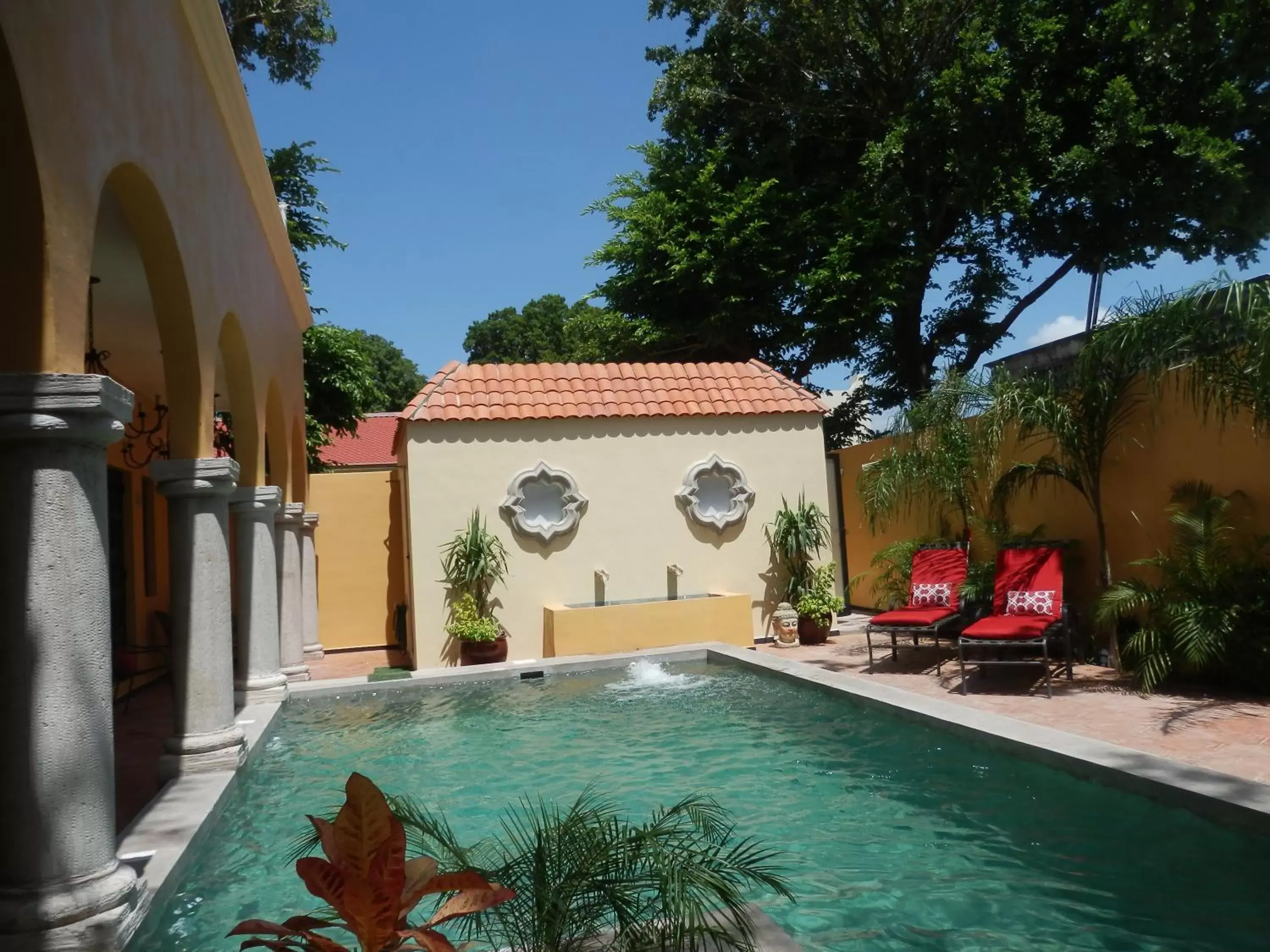 Patio, Swimming Pool in Ochenta Y Dos Bed & Breakfast & Spa