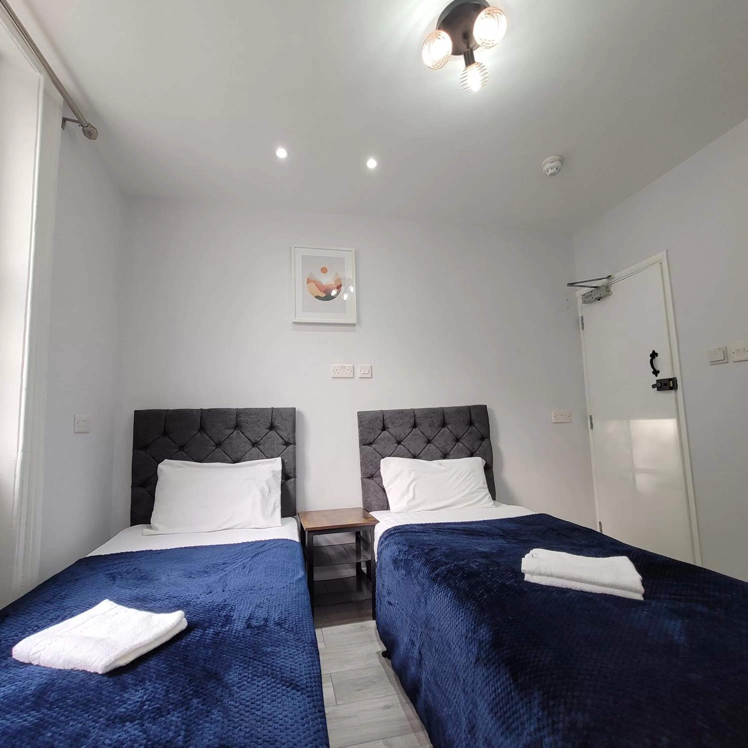 Photo of the whole room, Bed in Argyle Square Hotel