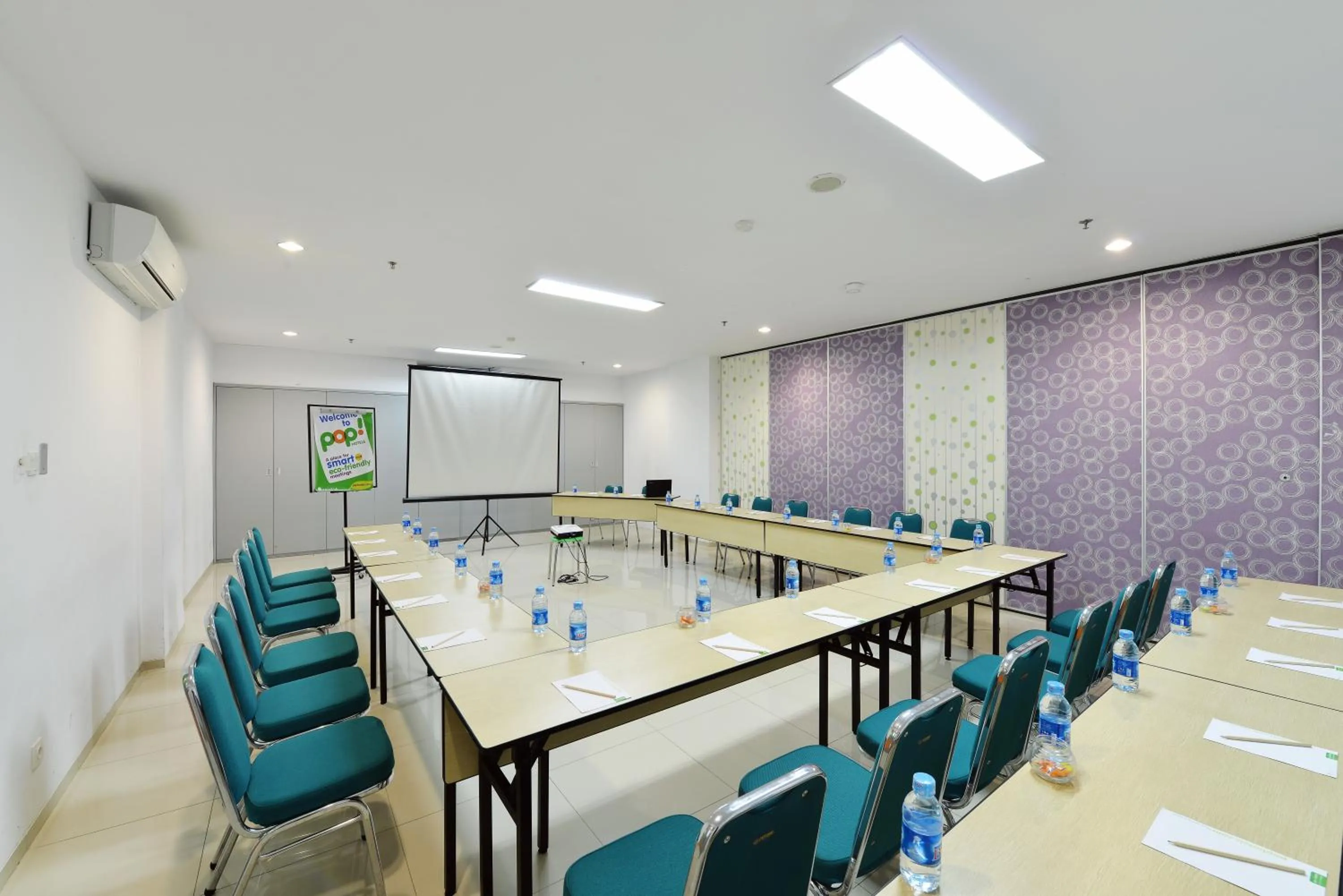 Meeting/conference room in POP! Hotel Tanjung Karang