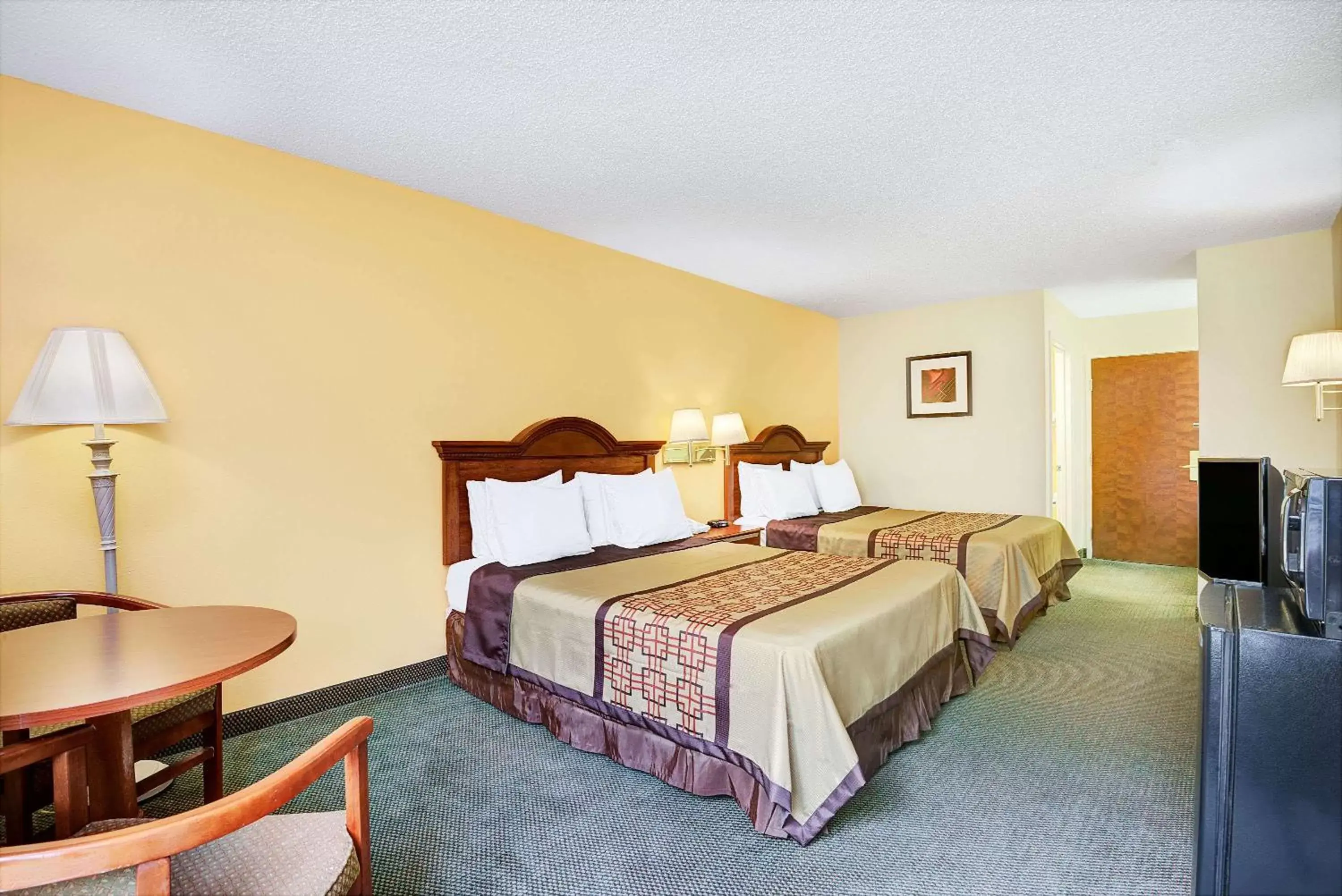 Photo of the whole room, Bed in Days Inn by Wyndham Burlington East