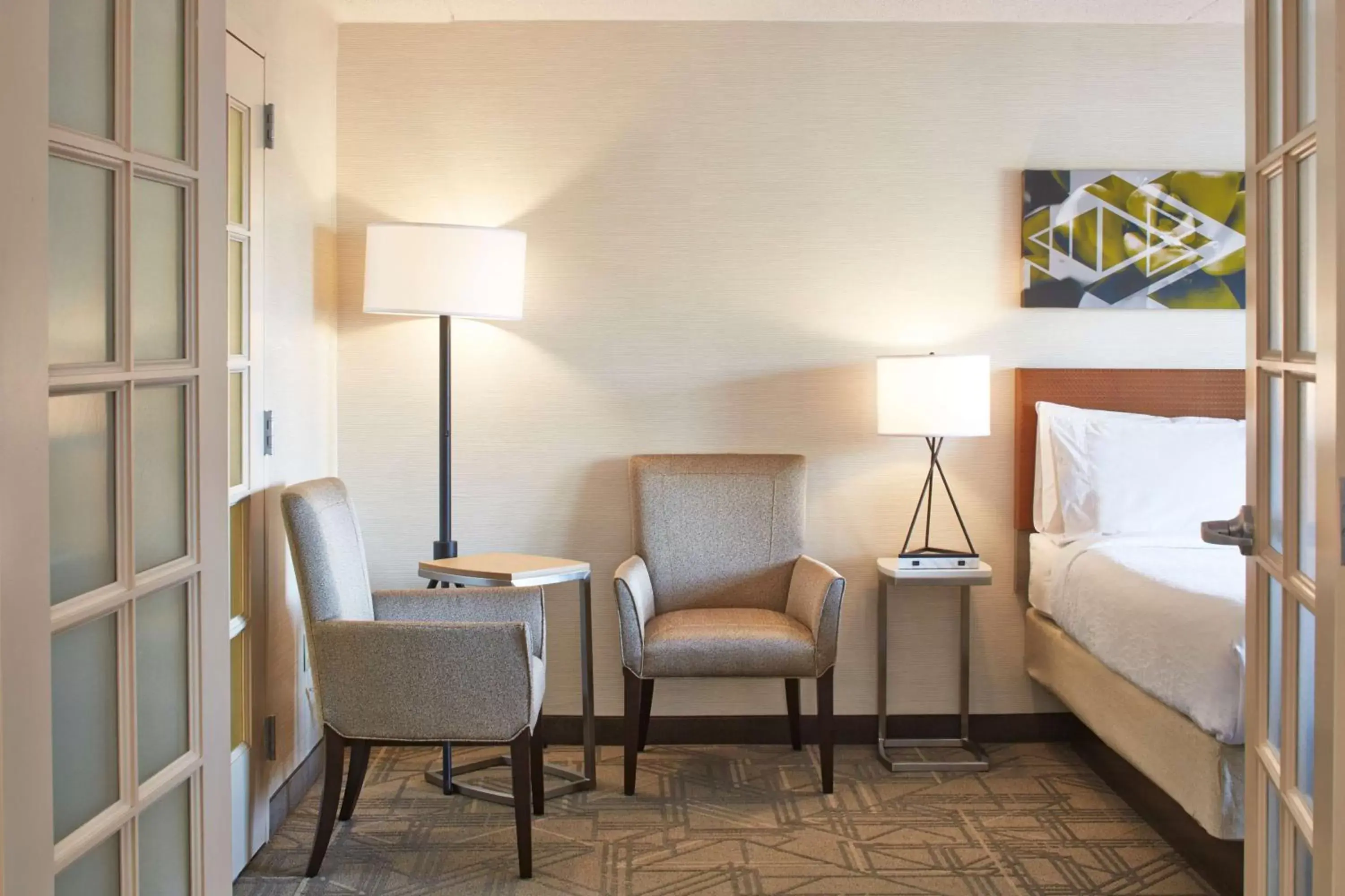 Bed, Seating Area in Hilton Garden Inn Scottsdale Old Town