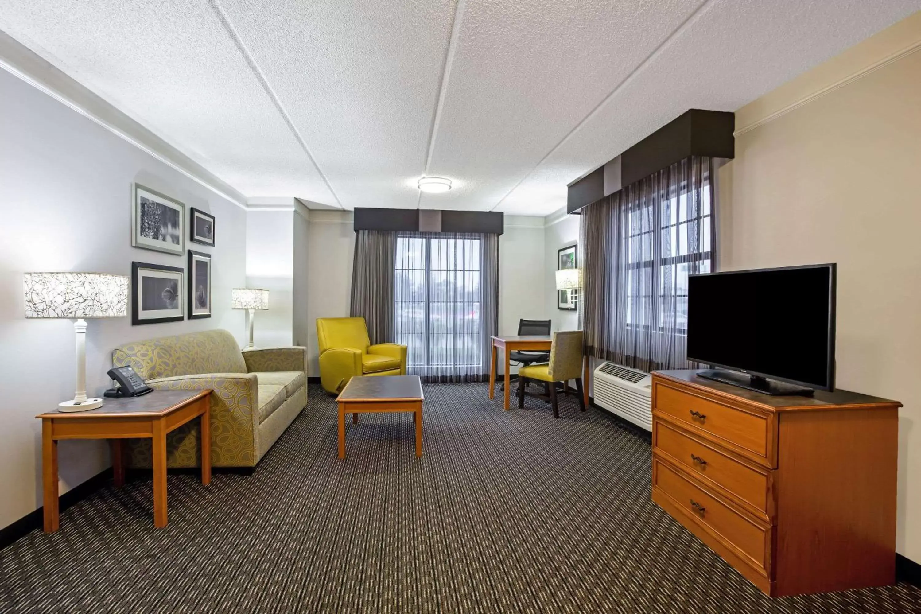 Photo of the whole room, TV/Entertainment Center in La Quinta Inn by Wyndham Sacramento North