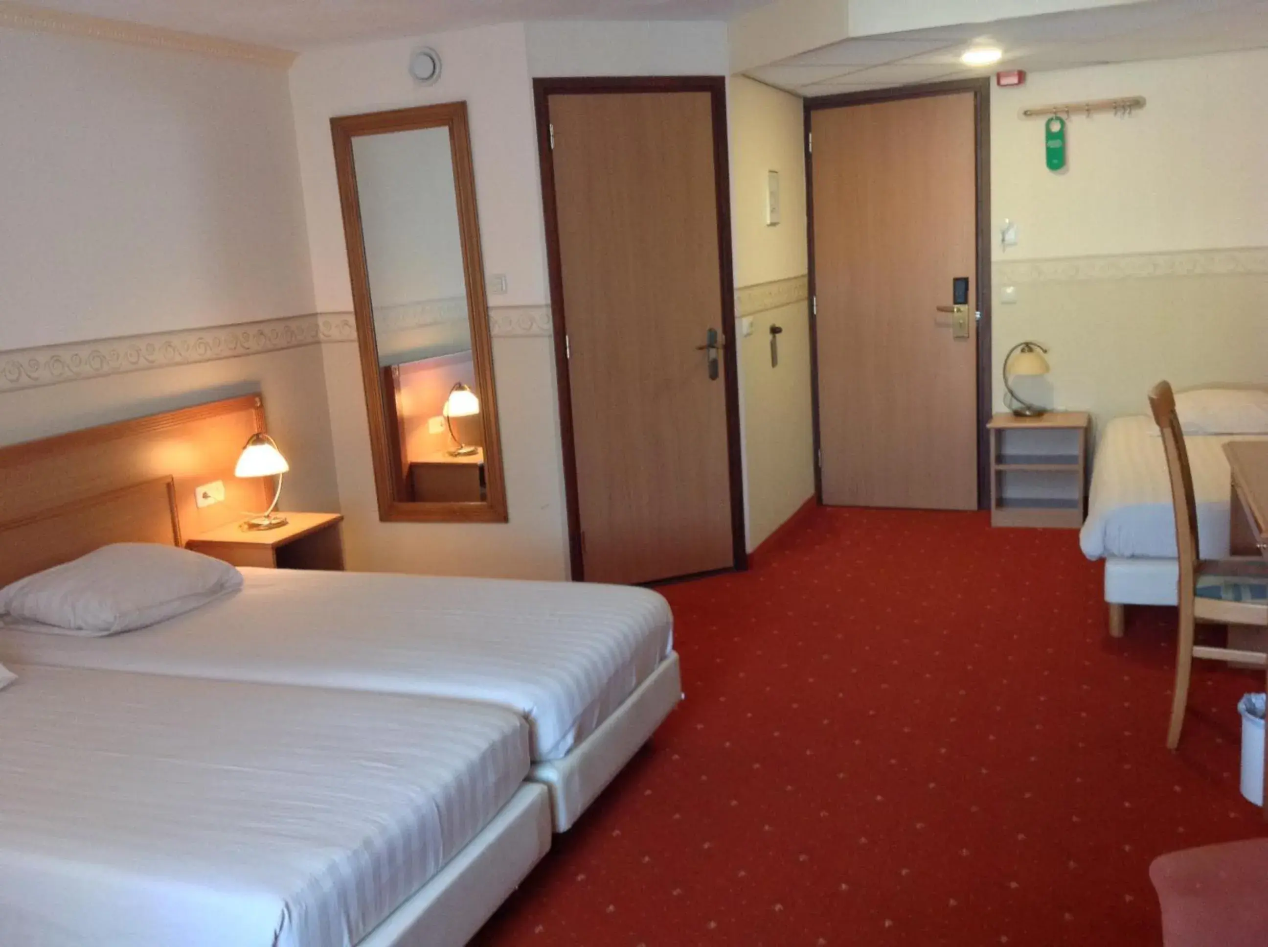 Photo of the whole room, Bed in SuyderSee Hotel