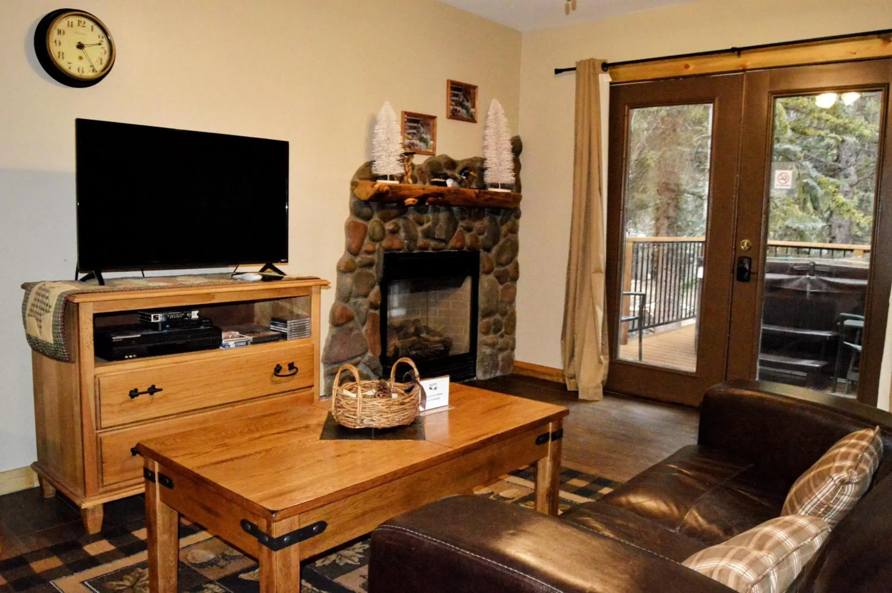 TV and multimedia, TV/Entertainment Center in The Inn on Fall River & Fall River Cabins