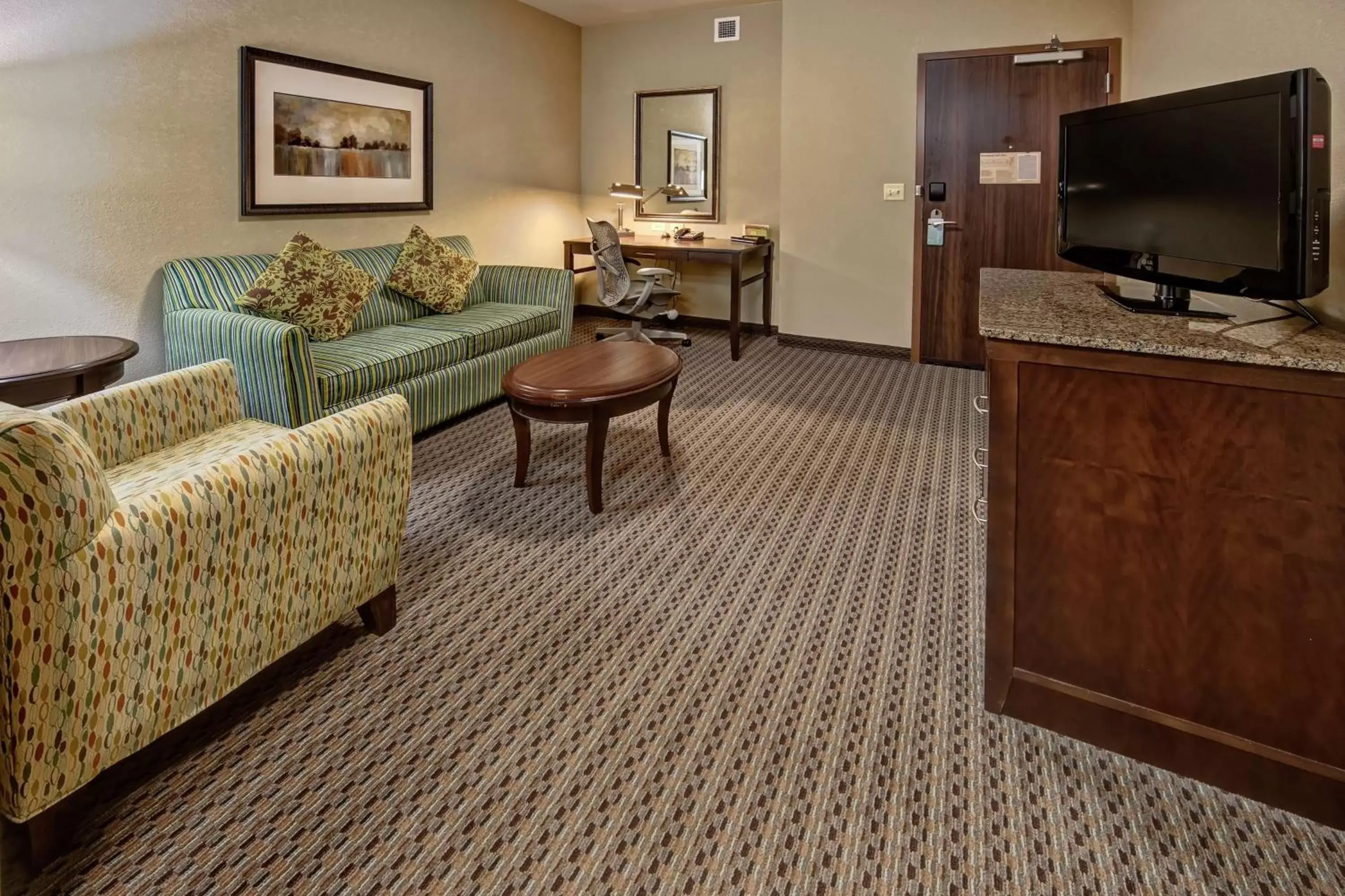 Bedroom, Seating Area in Hilton Garden Inn Midtown Tulsa